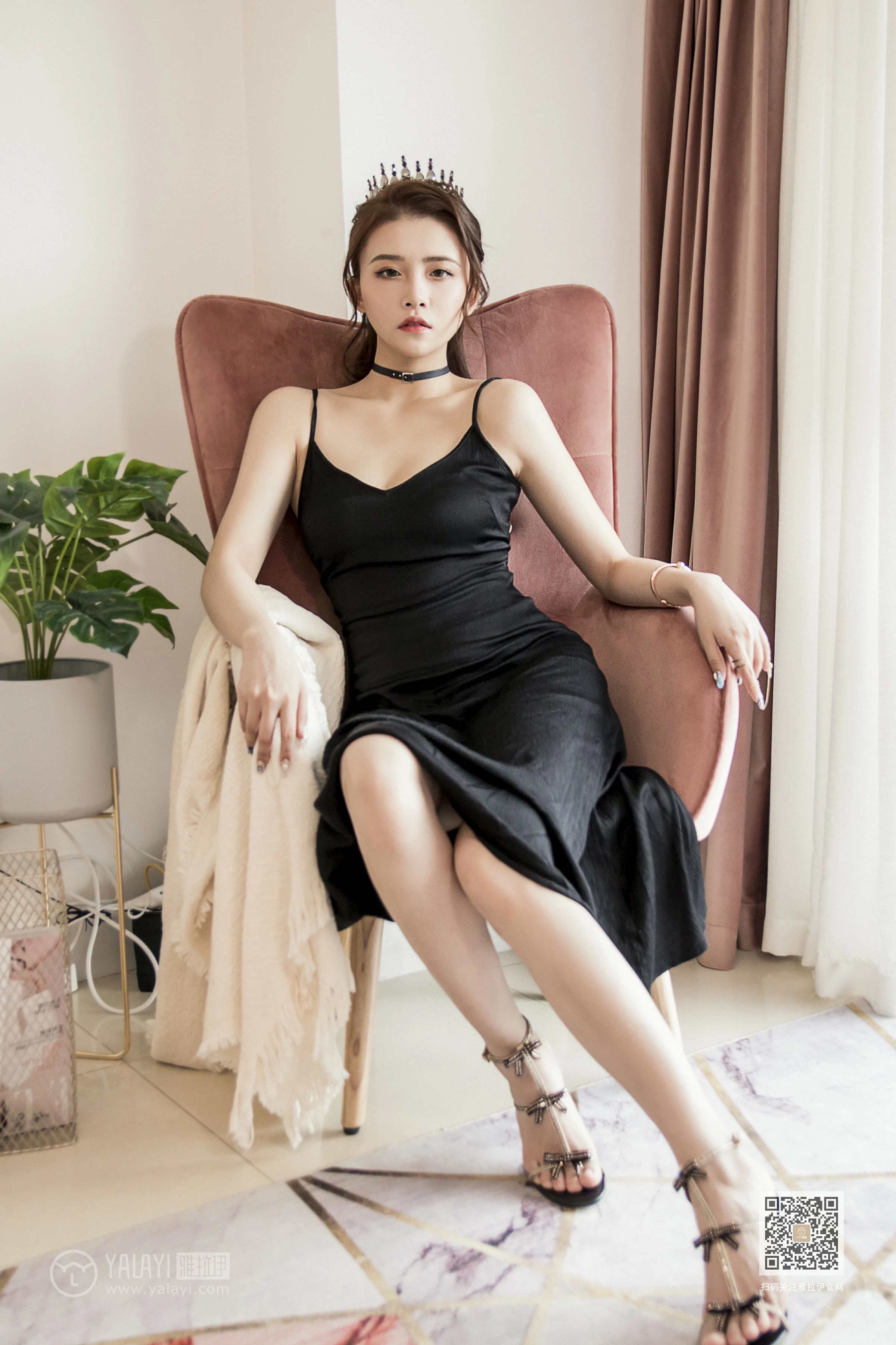 [YALAYI雅拉伊]Vol.525 我的女皇 赵洁 黑色吊带开叉连衣裙性感私房写真集第4张