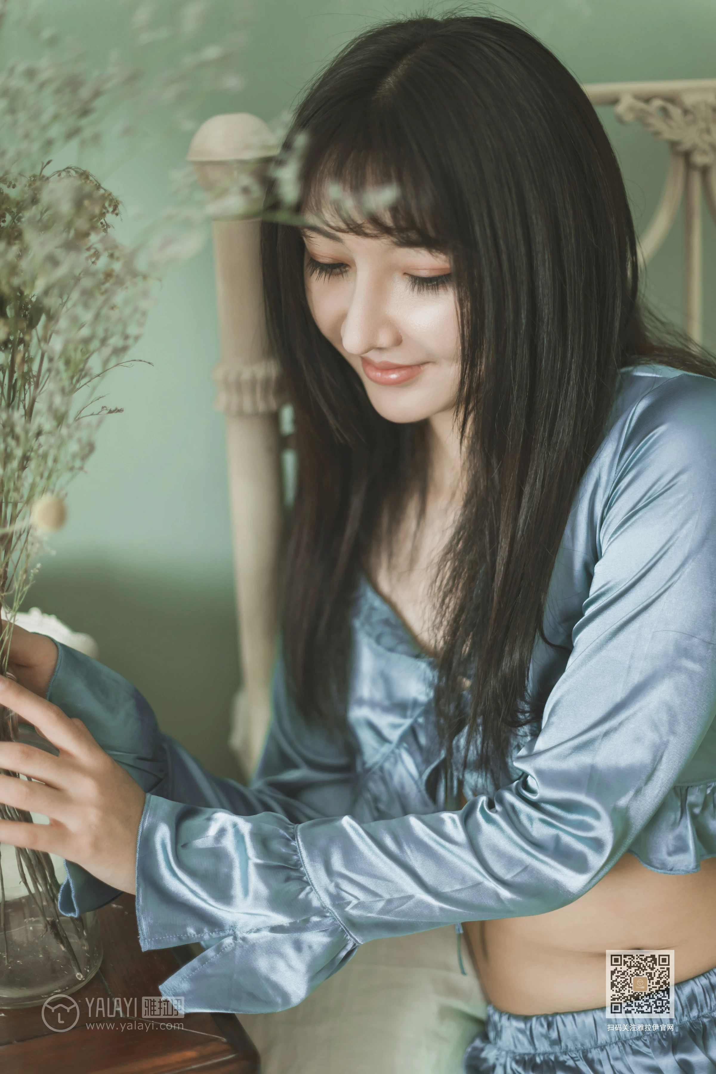 [YALAYI雅拉伊]Vol.527 坐我身边 韩熙 银色高腰上衣加情趣短裙性感私房写真集第7张