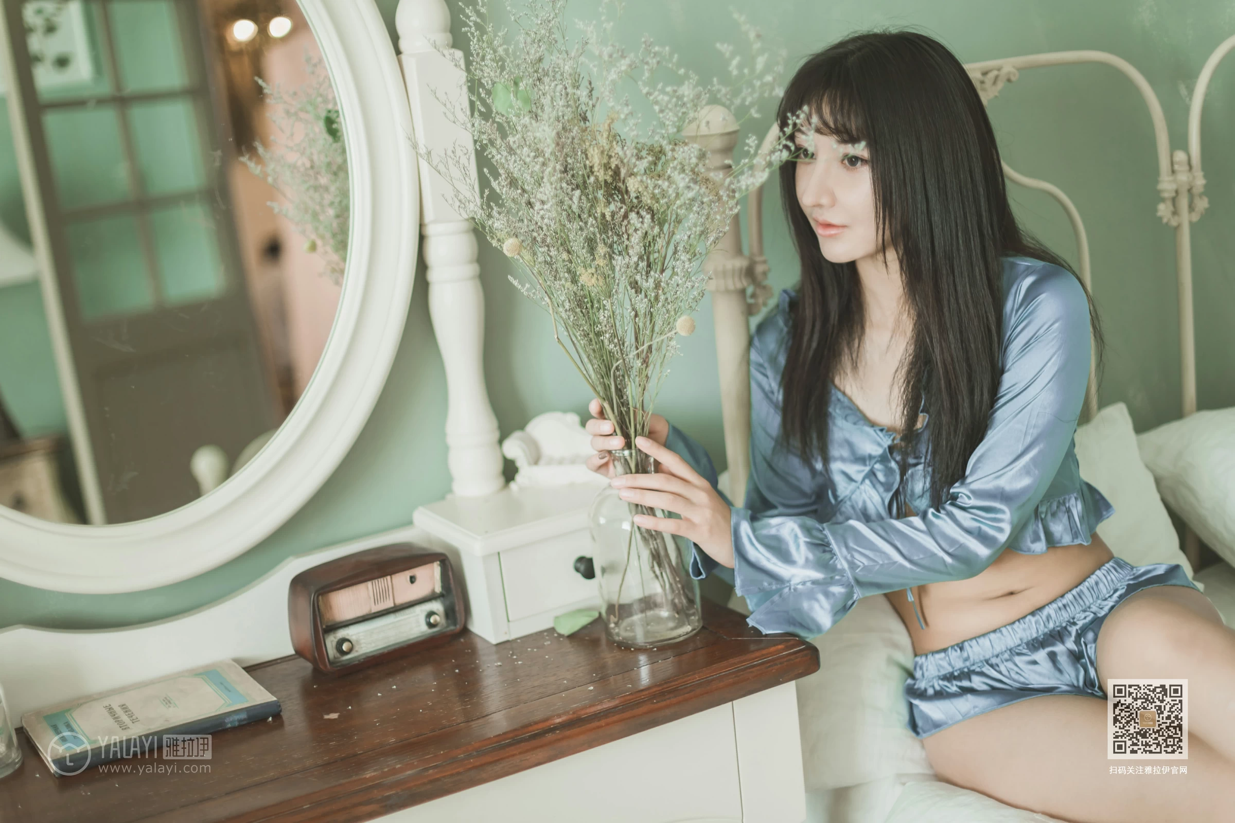 [YALAYI雅拉伊]Vol.527 坐我身边 韩熙 银色高腰上衣加情趣短裙性感私房写真集第7张