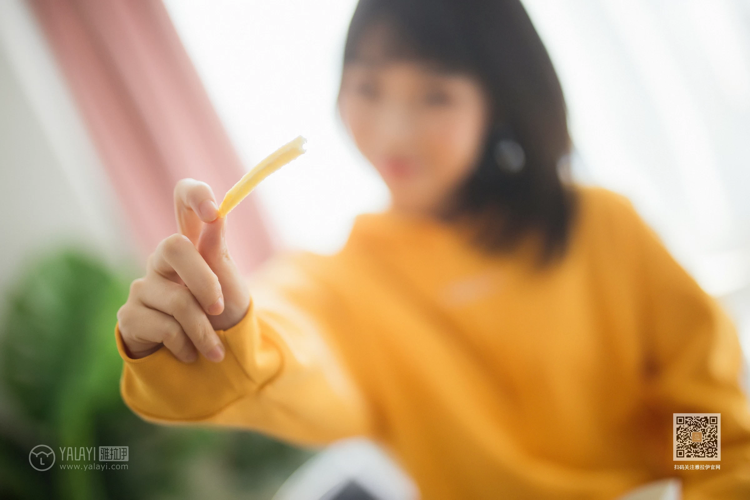 [YALAYI雅拉伊]Vol.528 缤纷阳光 粉粉 橙色卫衣加白色性感内衣私房写真集第5张