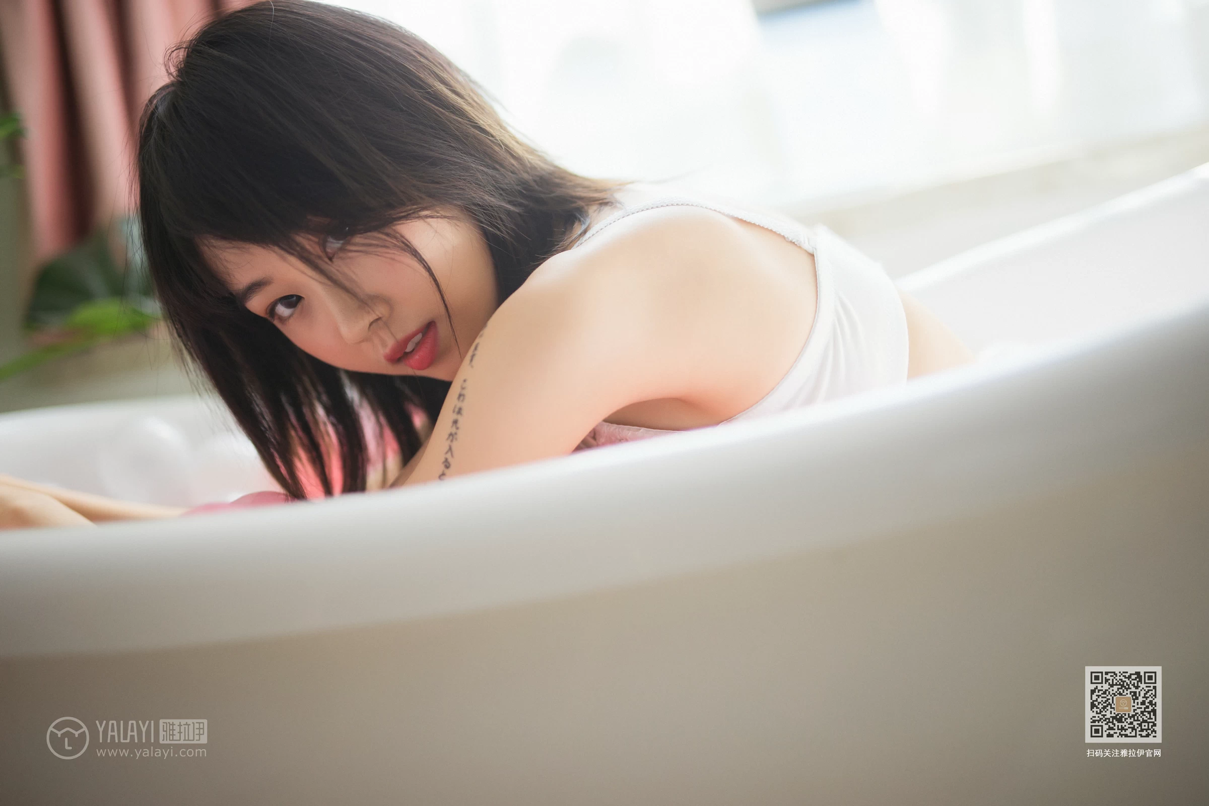 [YALAYI雅拉伊]Vol.528 缤纷阳光 粉粉 橙色卫衣加白色性感内衣私房写真集第12张