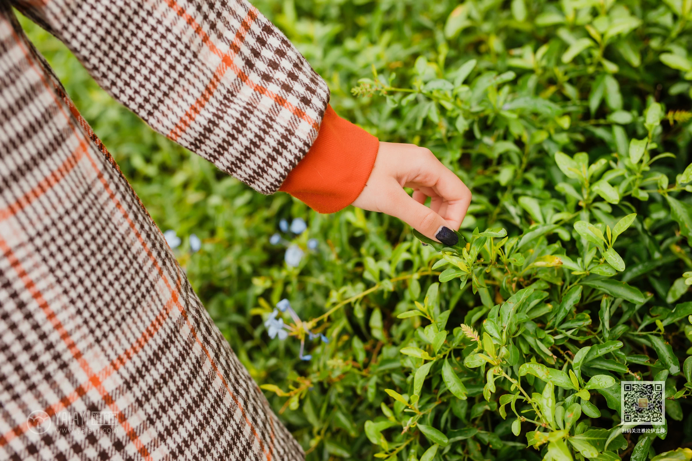 [YALAYI雅拉伊]Vol.543 郊游 小五 连身大衣加灰色长靴清纯私房写真集第10张