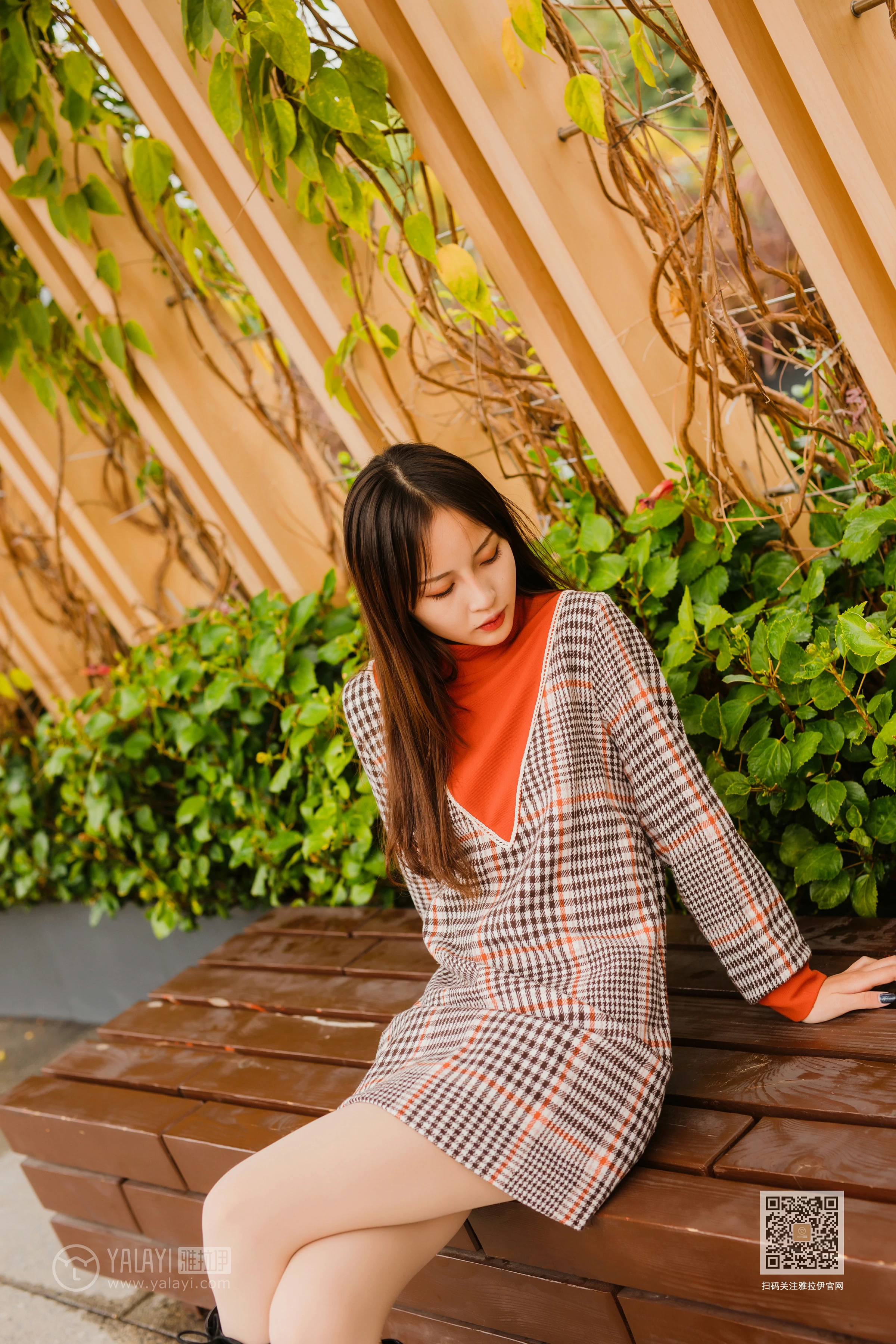 [YALAYI雅拉伊]Vol.543 郊游 小五 连身大衣加灰色长靴清纯私房写真集第11张