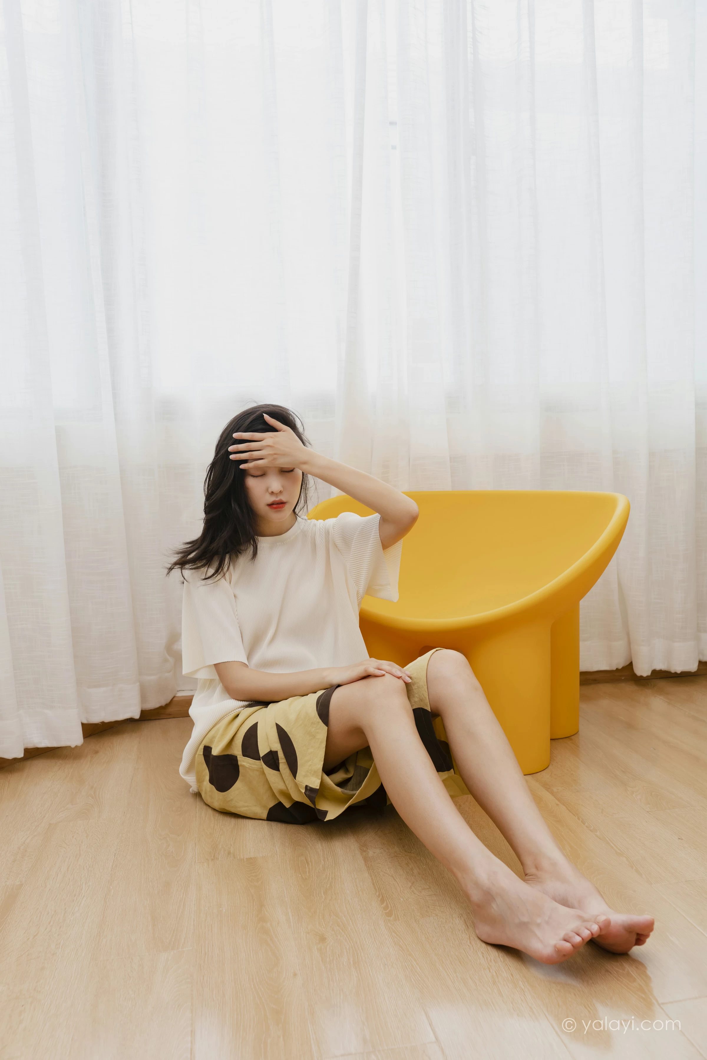 [YALAYI雅拉伊]NO.698 《亲爱的请放松》 苍儿 白色短袖加黄色短裤居家私房写真集第13张
