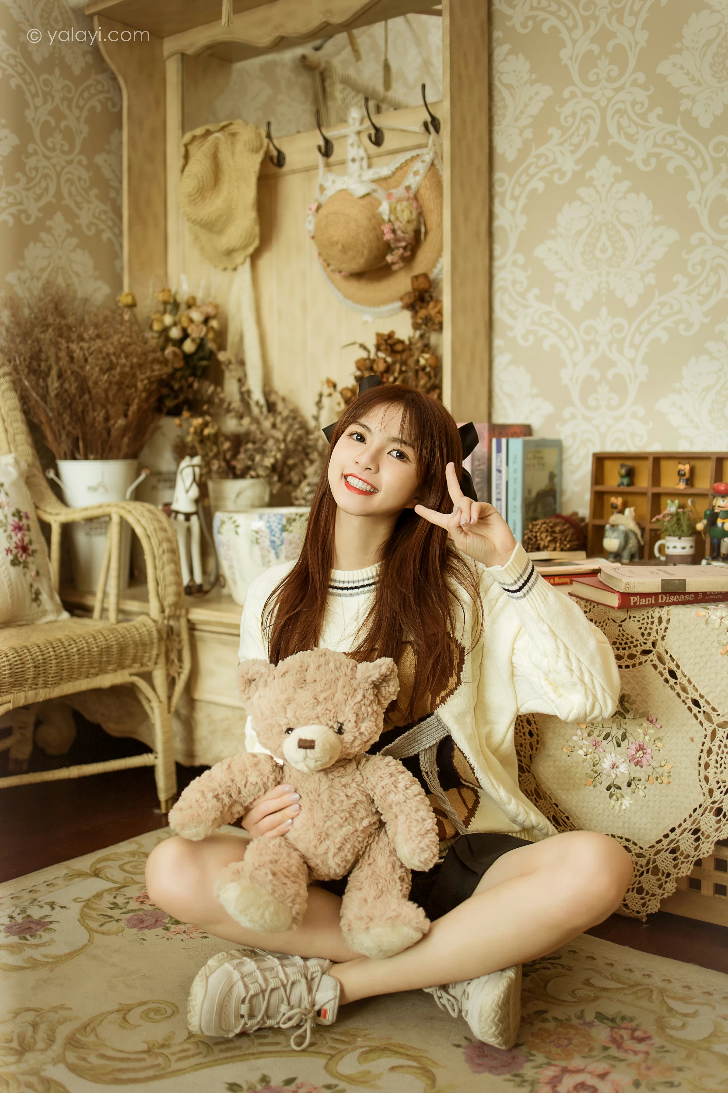 [YALAYI雅拉伊]2021.12.14 可爱小熊 茹莎 白色毛衣加黑色短裙居家私房写真集第1张