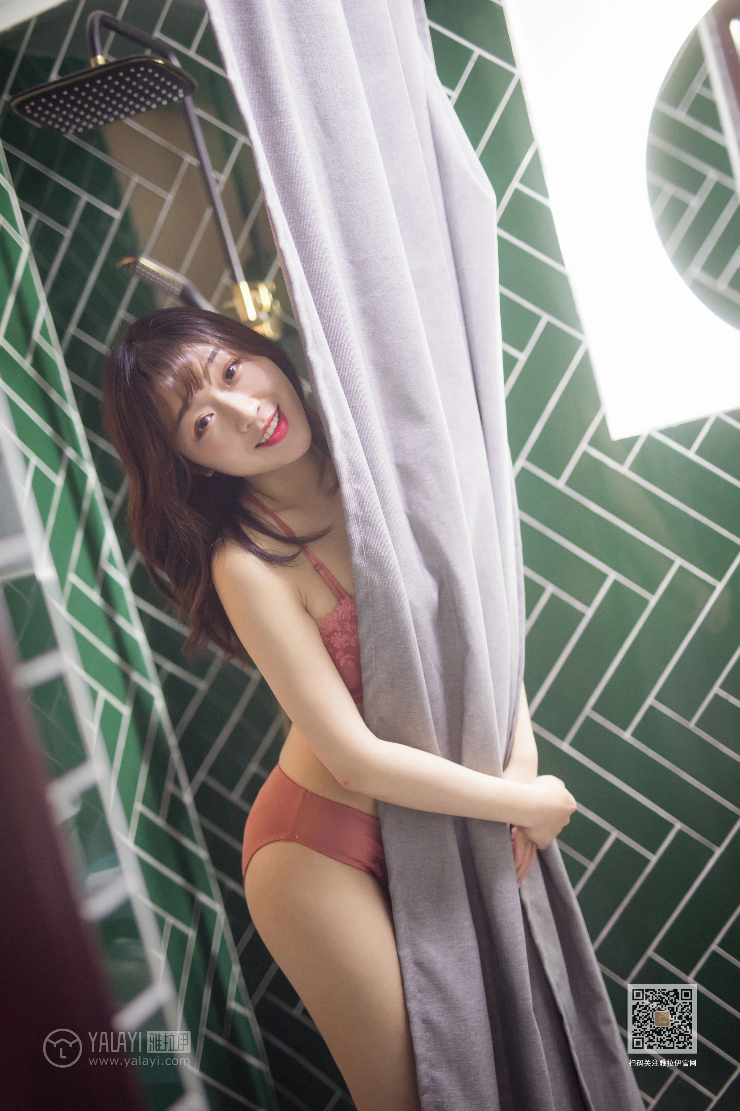 [YALAYI雅拉伊]Vol.551 六十六楼往下看 小颖 红色蕾丝内衣性感私房写真集第4张