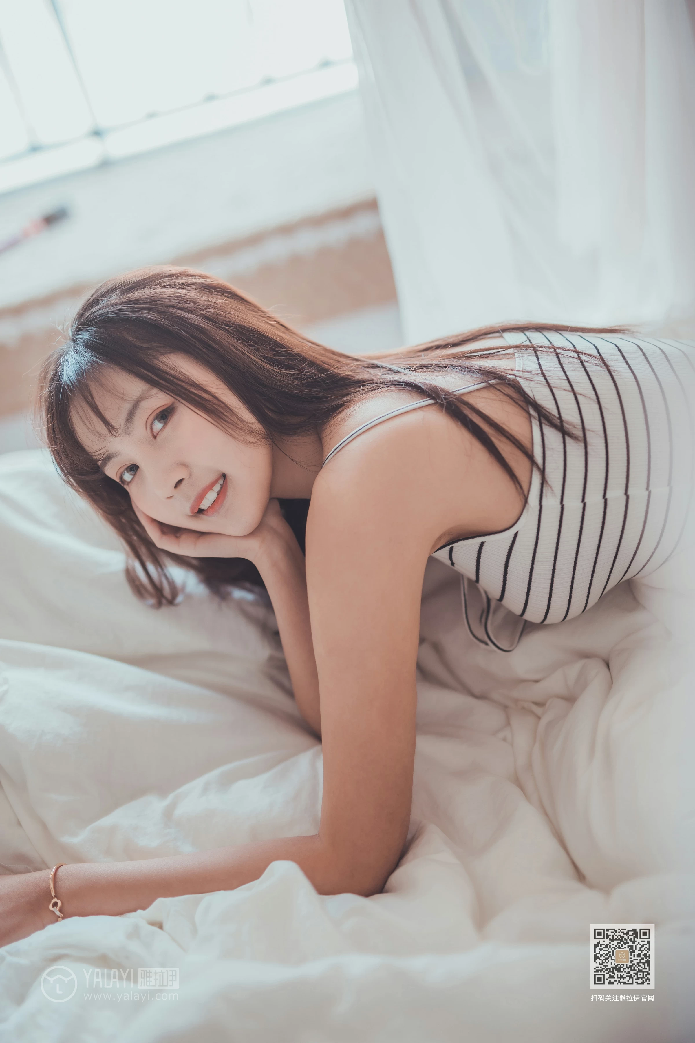 [YALAYI雅拉伊]Vol.581 不想起床 唐芯 白色性感小背心居家私房写真集第2张