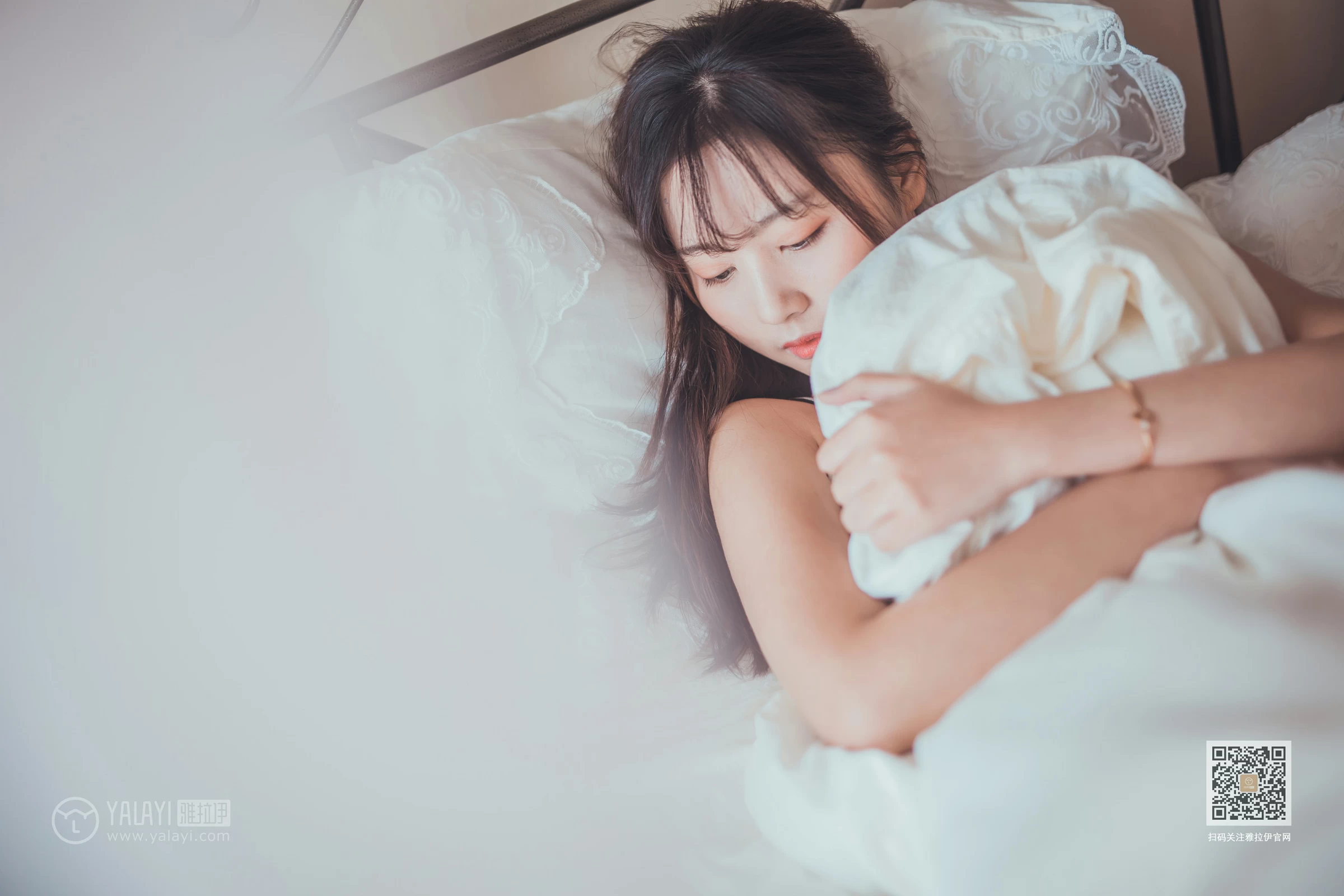 [YALAYI雅拉伊]Vol.581 不想起床 唐芯 白色性感小背心居家私房写真集第4张