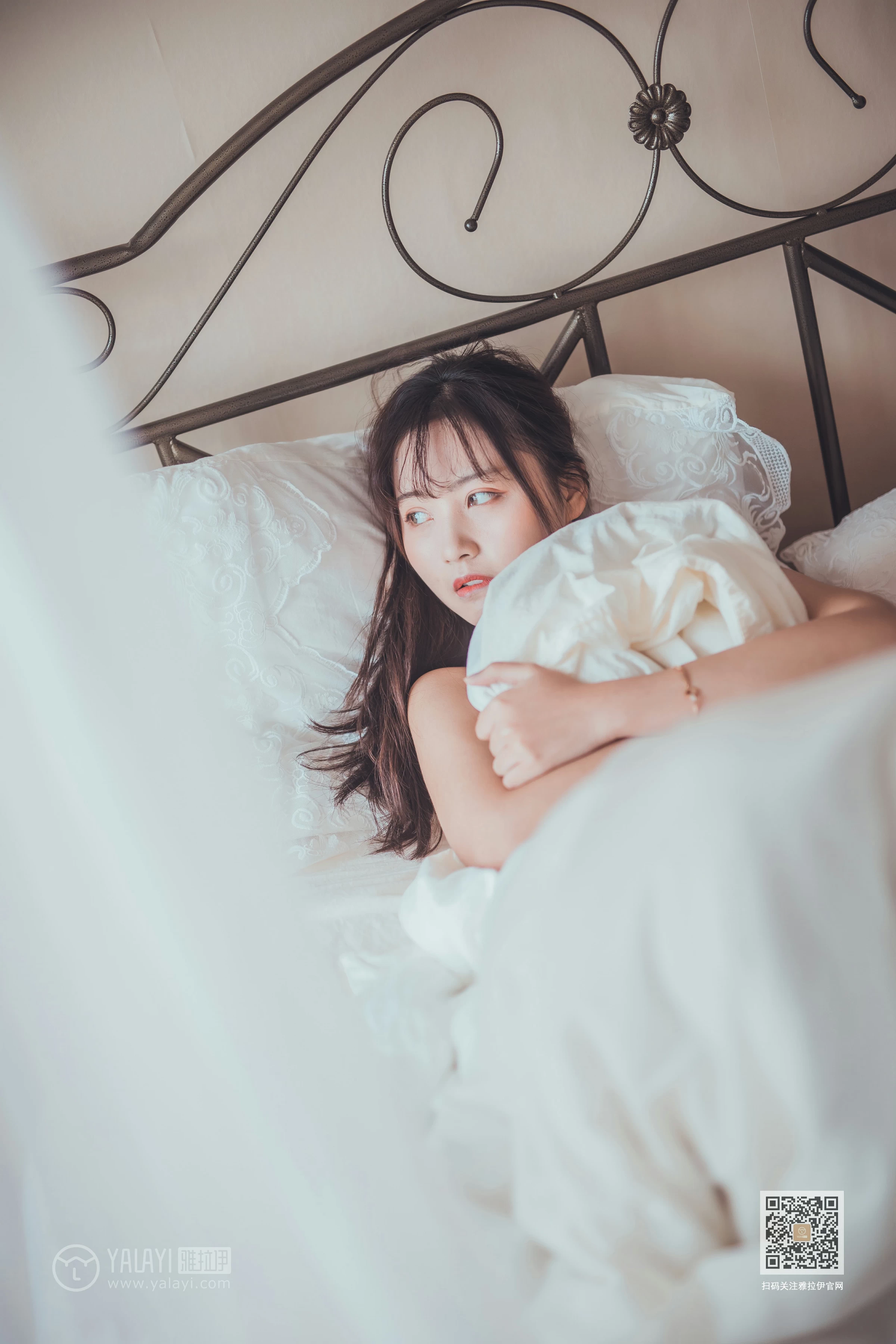 [YALAYI雅拉伊]Vol.581 不想起床 唐芯 白色性感小背心居家私房写真集第4张