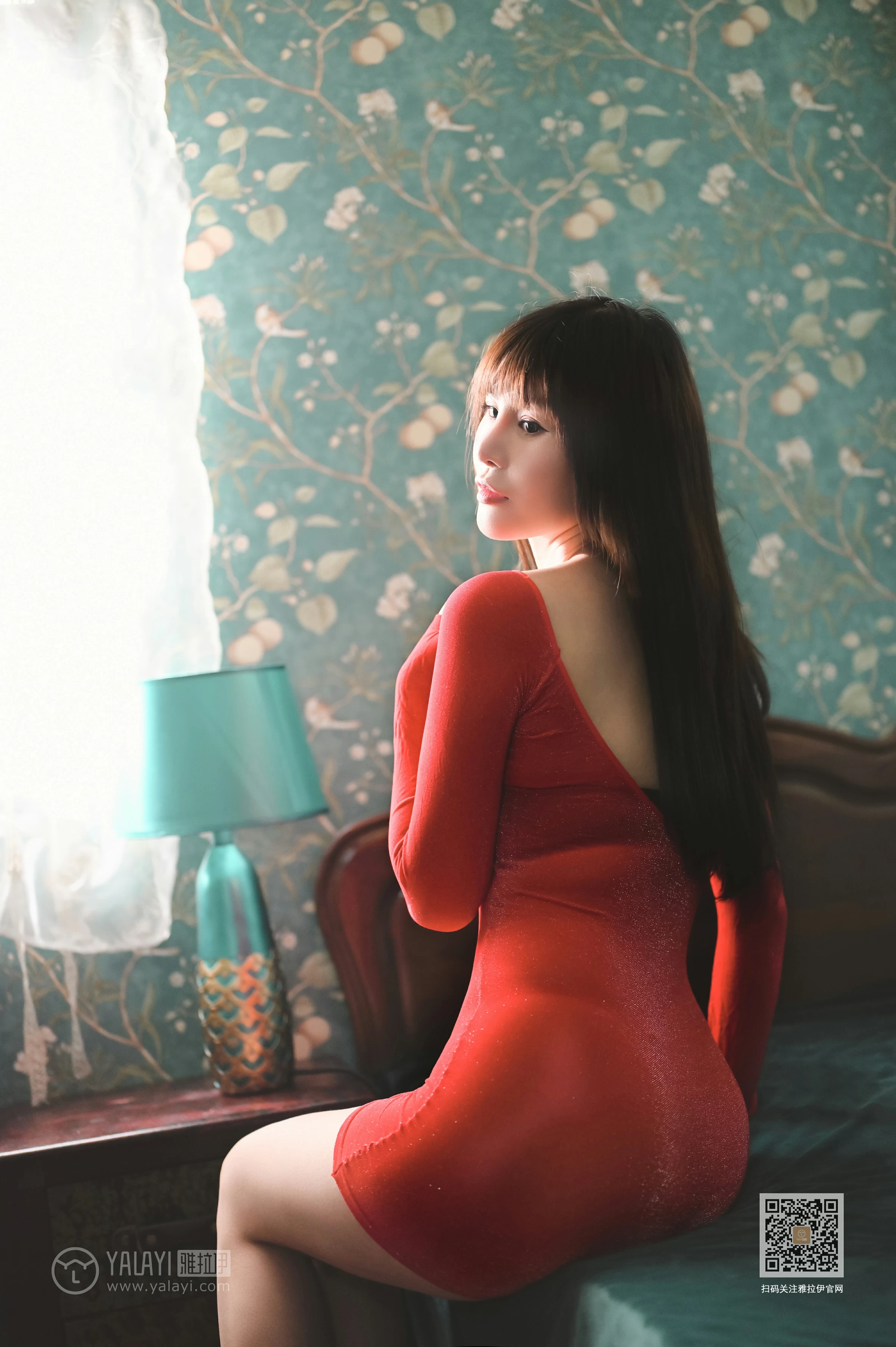 [YALAYI雅拉伊]Vol.589 怒放 斯雯 红色紧身裸背连衣裙居家性感私房写真集第1张