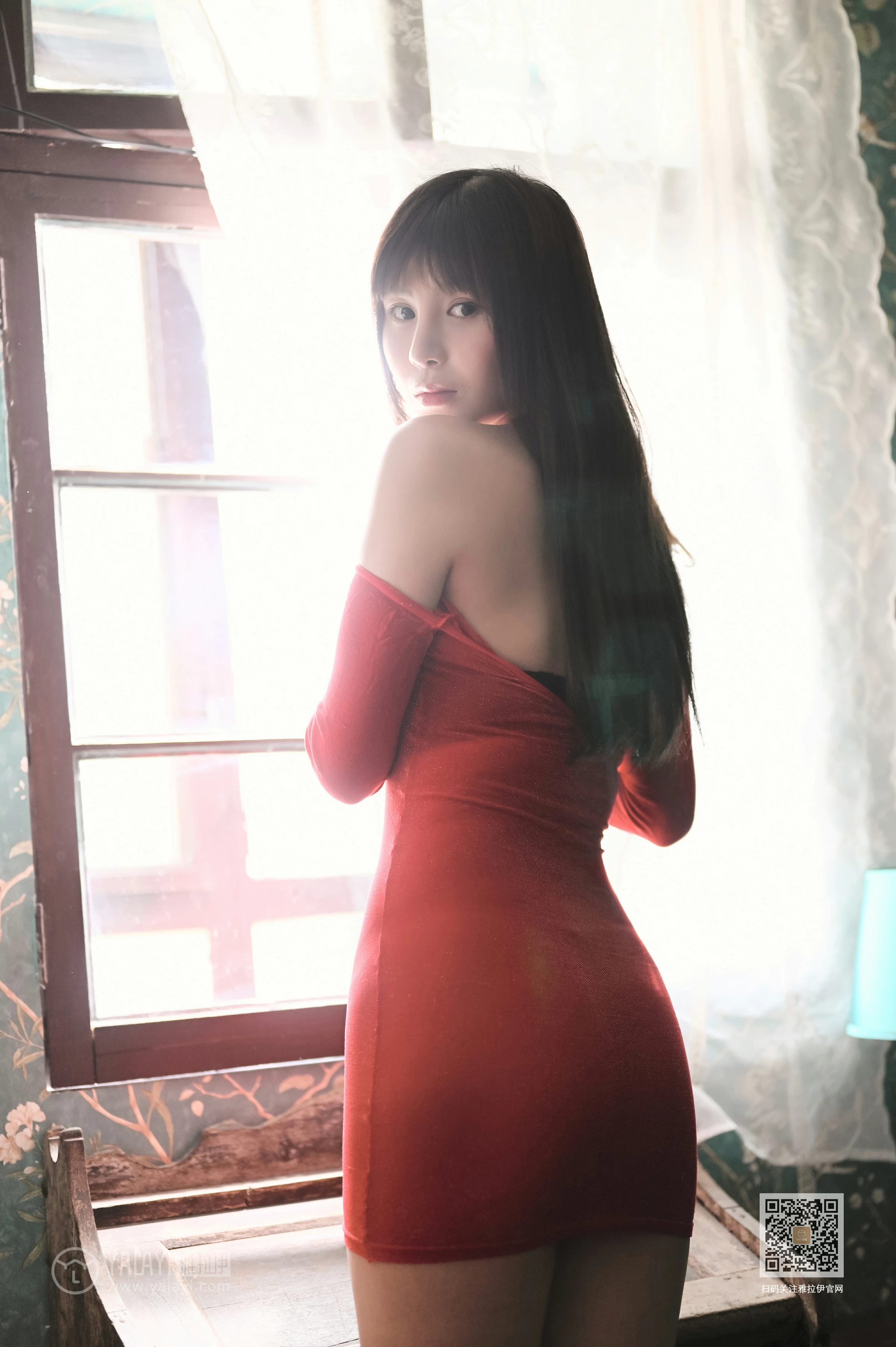 [YALAYI雅拉伊]Vol.589 怒放 斯雯 红色紧身裸背连衣裙居家性感私房写真集第15张