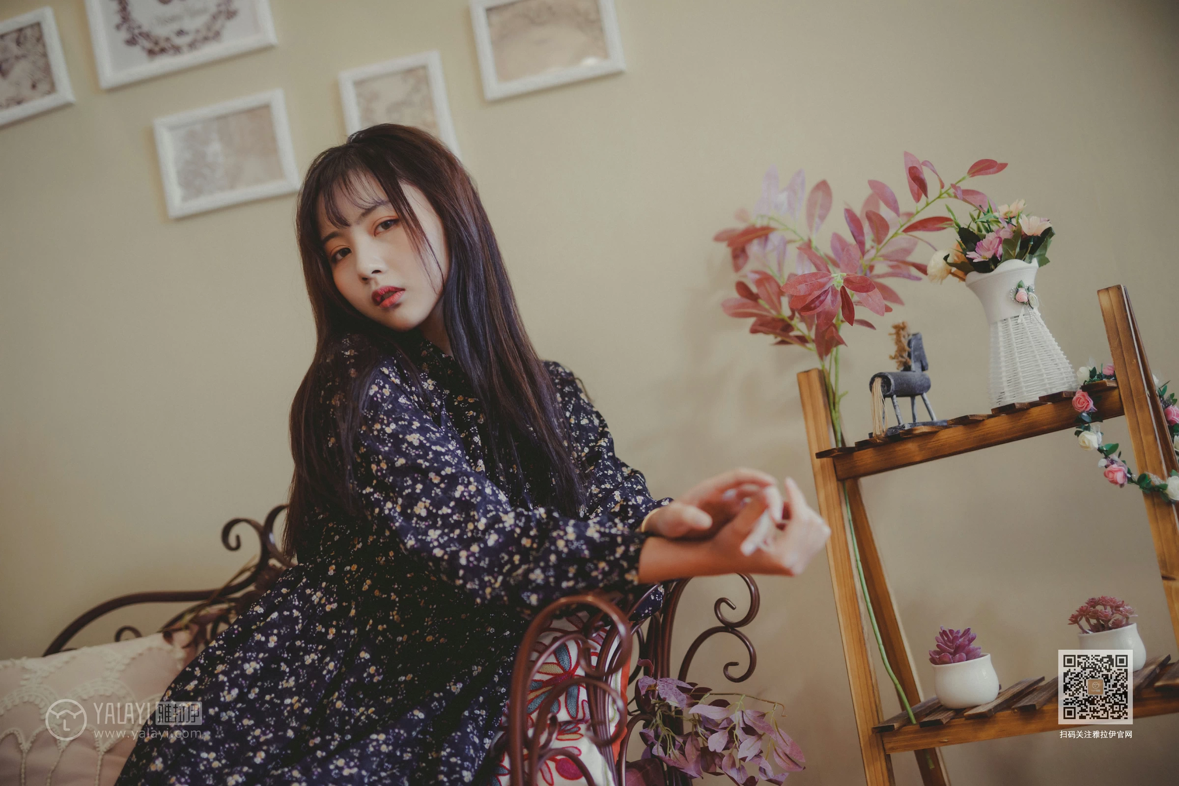 [YALAYI雅拉伊]Vol.593 南方姑娘 唐芯 黑色连衣裙居家私房写真集第2张