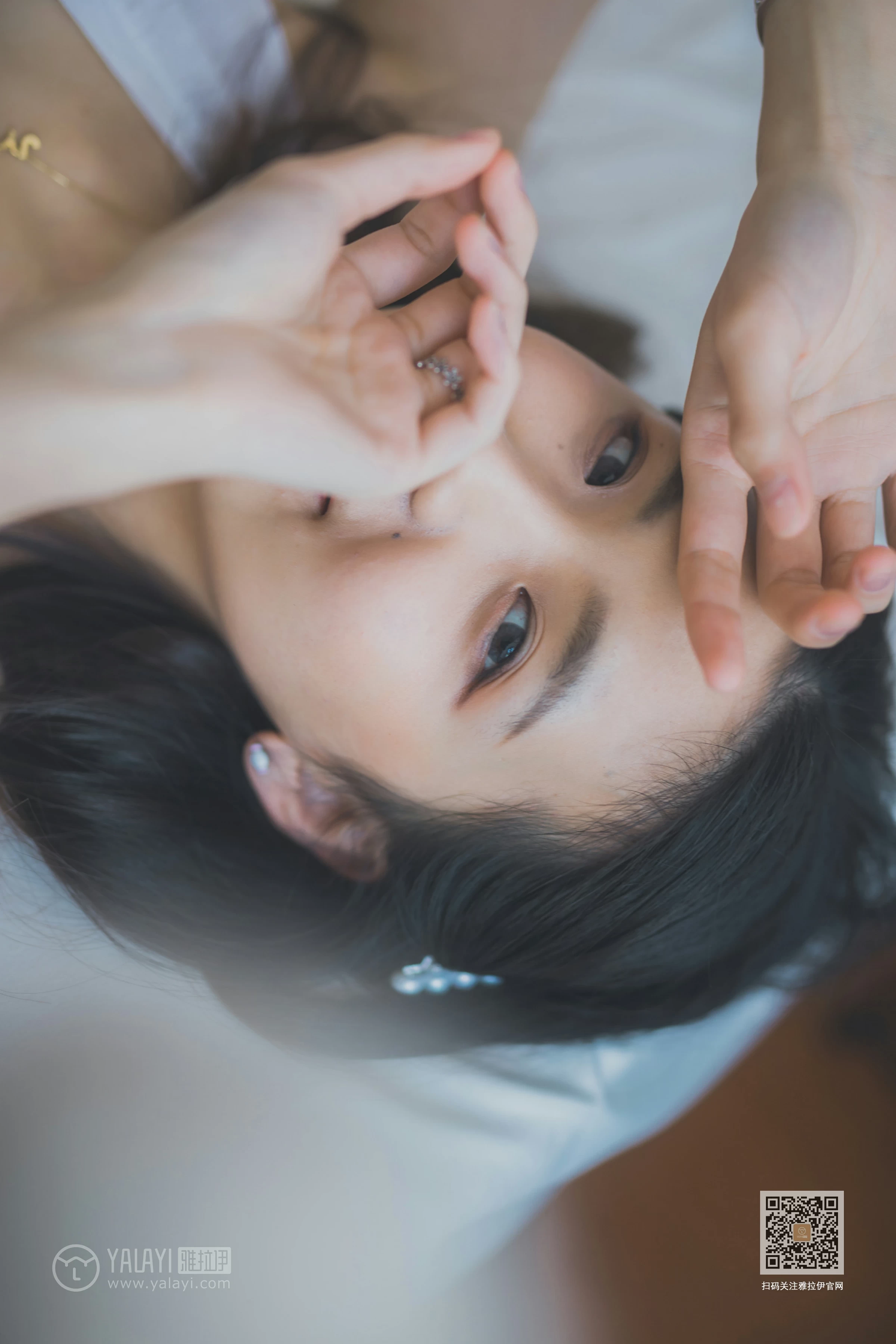 [YALAYI雅拉伊]Vol.596 超床啦！ 尹梦 白色背心加黑色短裙清纯可爱私房写真集第8张