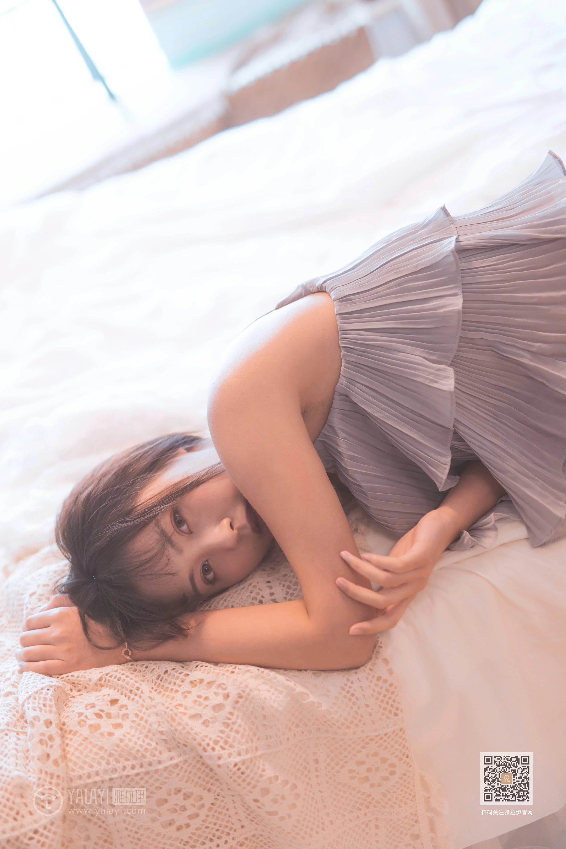 [YALAYI雅拉伊]NO.601 《受了点伤》 唐芯 灰色吊带裙加白色短裤性感私房写真集第14张