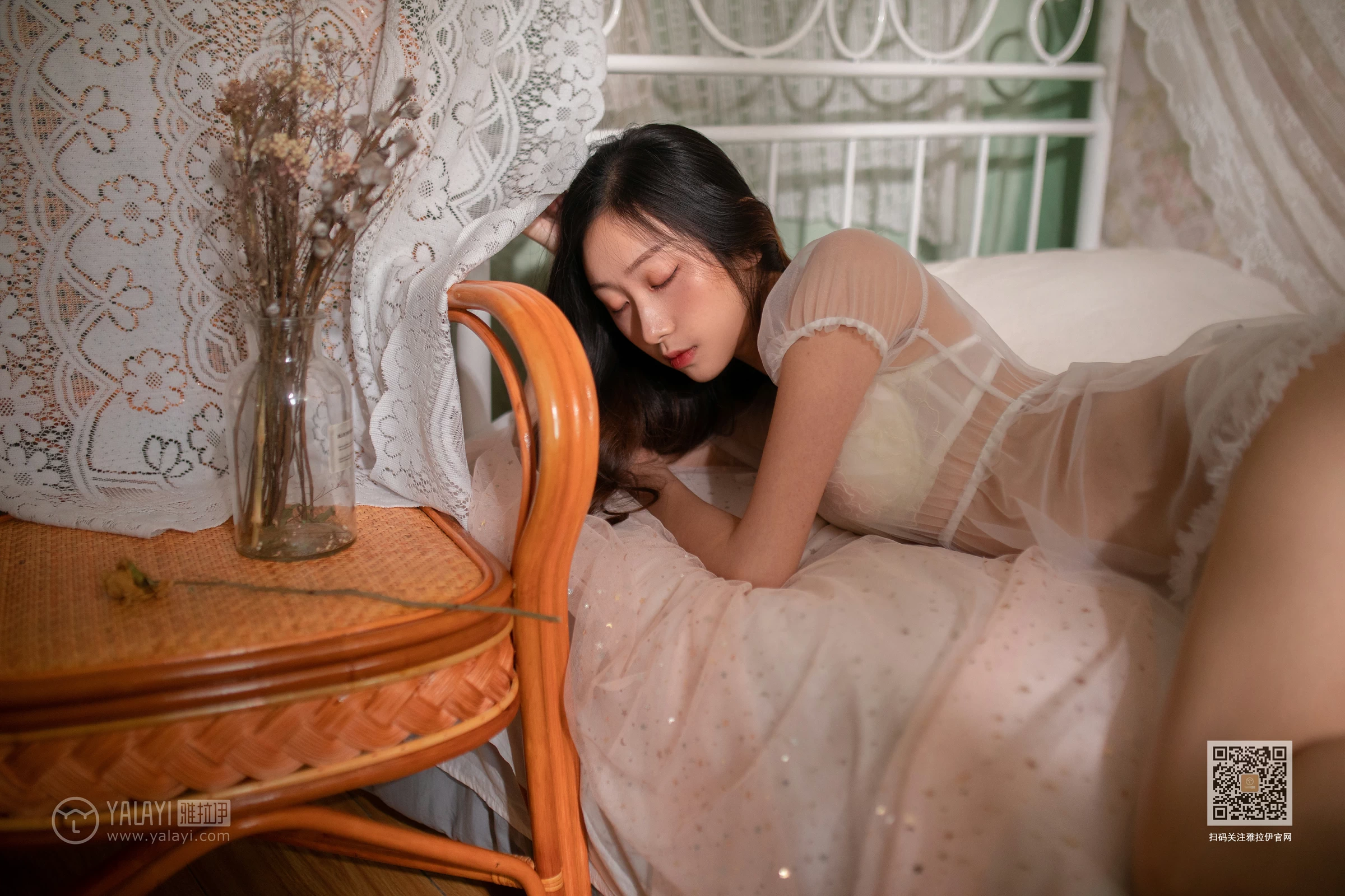 [YALAYI雅拉伊]NO.605 《茉莉》 晓琪 白色透视情趣内衣与红色吊带睡衣性感私房写真集第3张