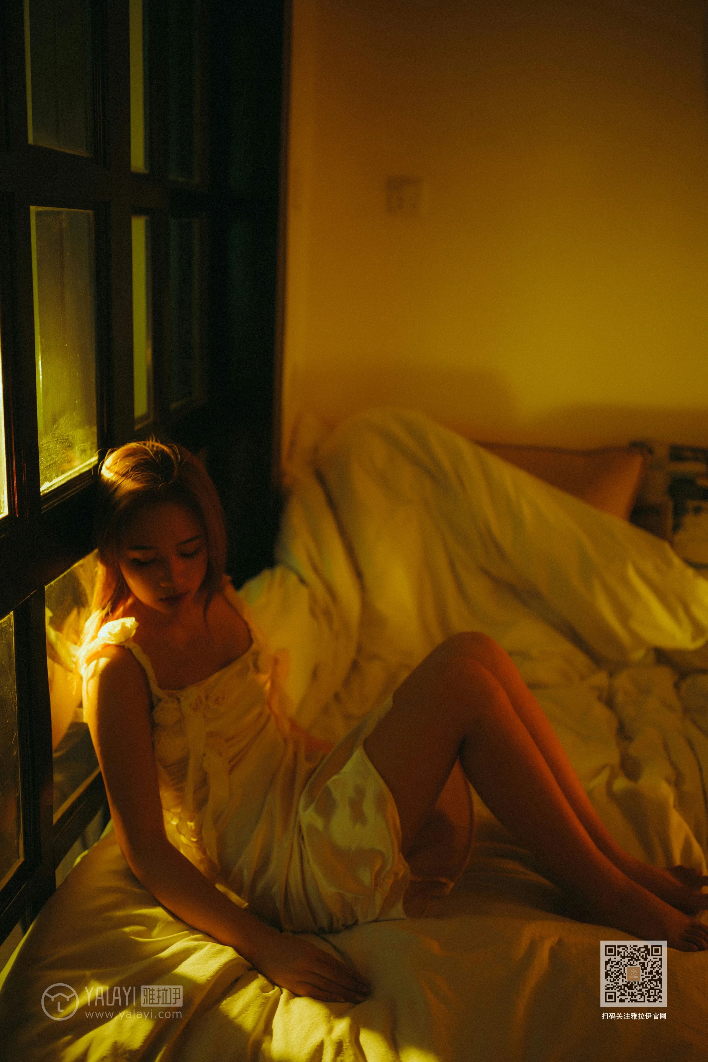 [YALAYI雅拉伊]NO.613 《对着暮光呢喃》 岳璐璐 白色吊带睡衣裙加白色内衣性感私房写真集第8张