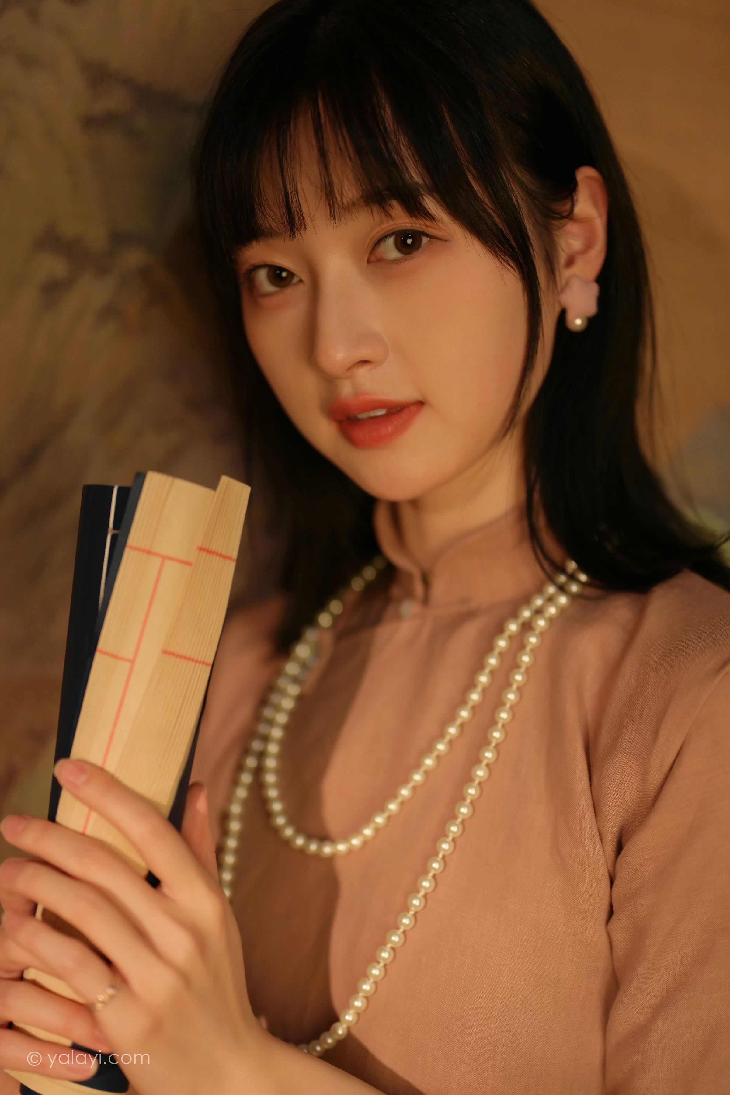 [YALAYI雅拉伊]2022.01.19 深夜的灯光 京京 粉色宽松旗袍裙民国风写真第4张