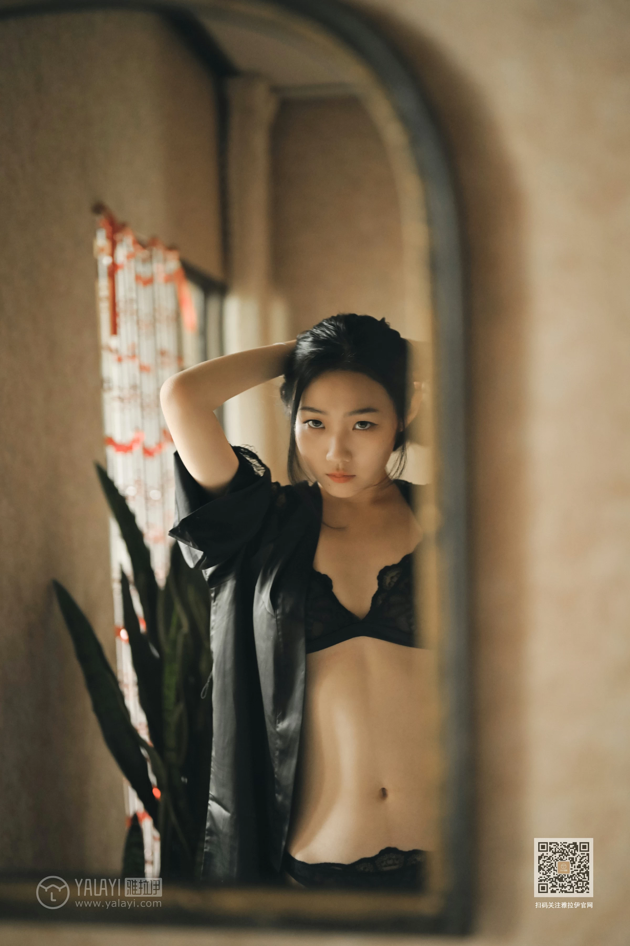 [YALAYI雅拉伊]NO.625 《静女》 沈伊 黑色真丝睡衣加蕾丝内衣性感私房写真集第3张