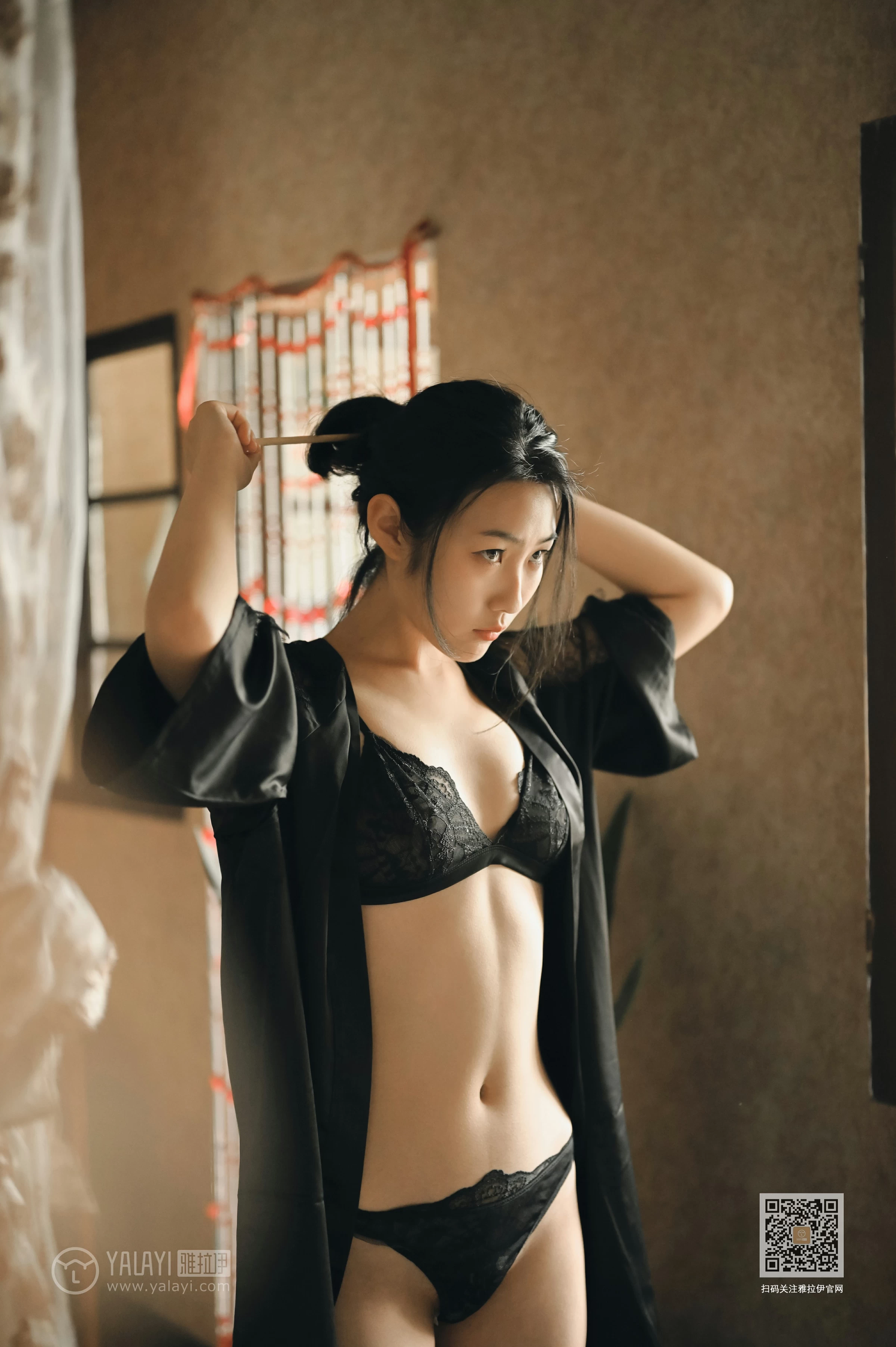 [YALAYI雅拉伊]NO.625 《静女》 沈伊 黑色真丝睡衣加蕾丝内衣性感私房写真集第4张