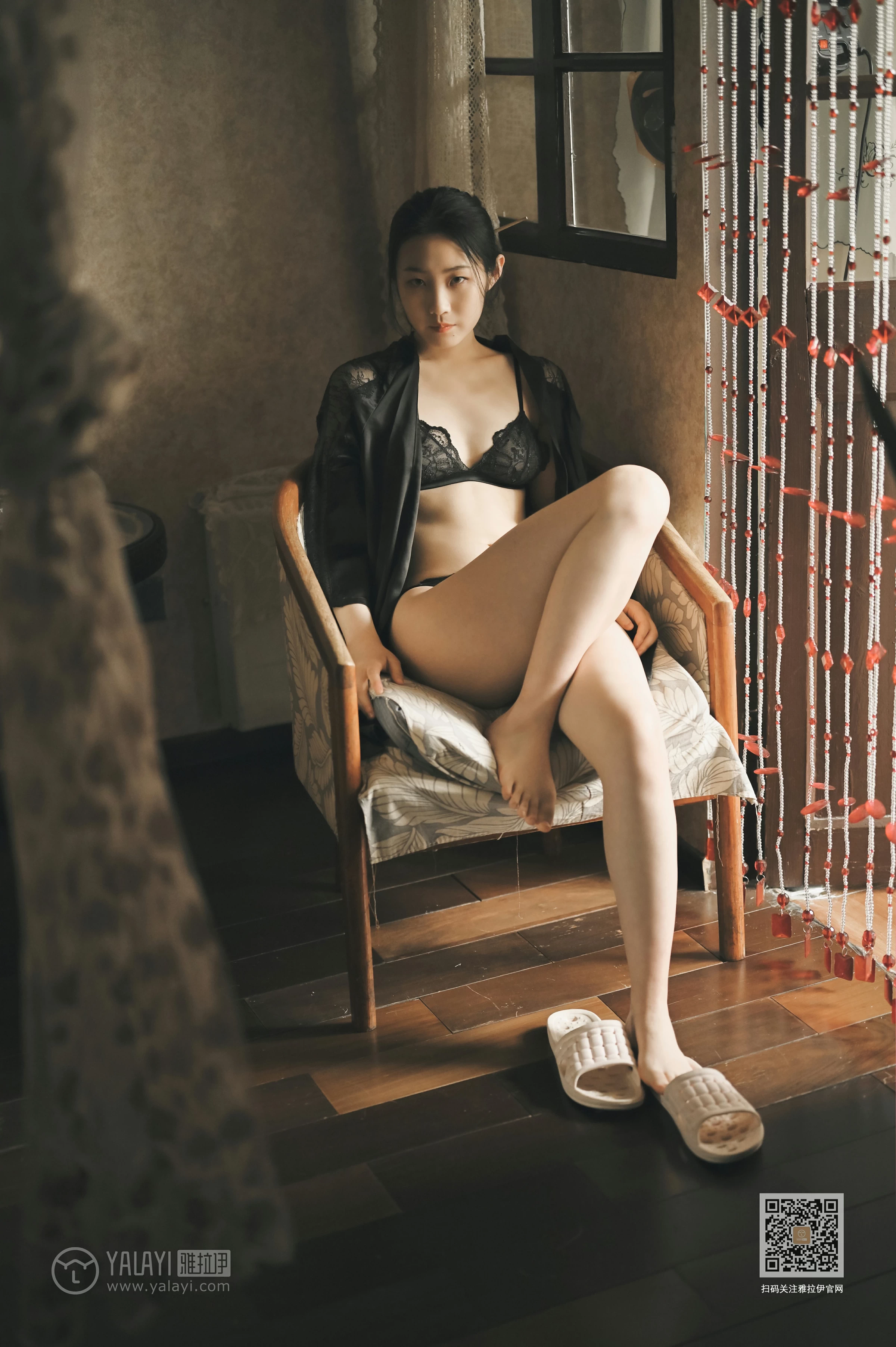 [YALAYI雅拉伊]NO.625 《静女》 沈伊 黑色真丝睡衣加蕾丝内衣性感私房写真集第10张