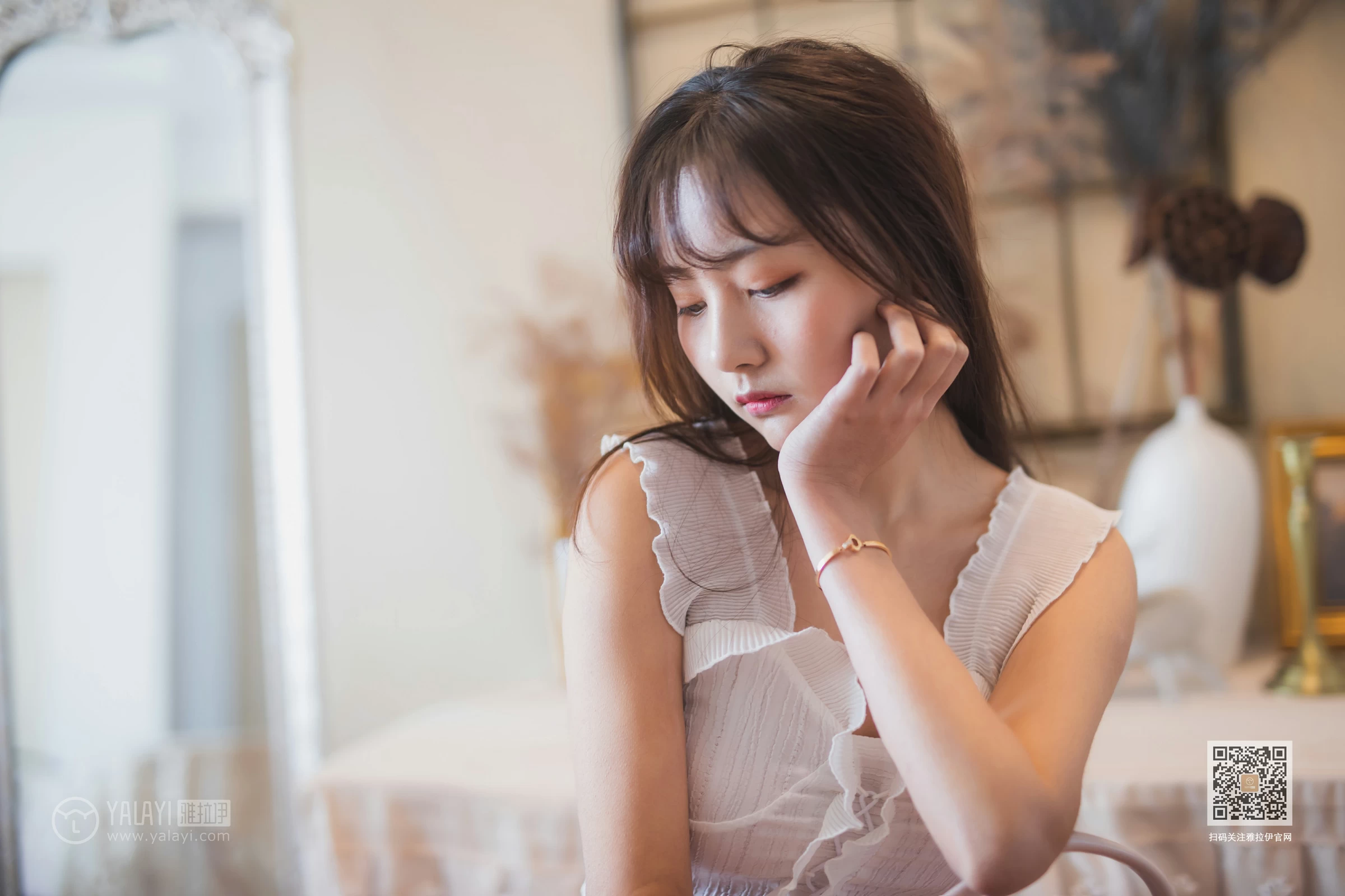 [YALAYI雅拉伊]NO.627 《试衣间》 唐芯 白色蕾丝背心加牛仔热裤性感私房写真集第5张