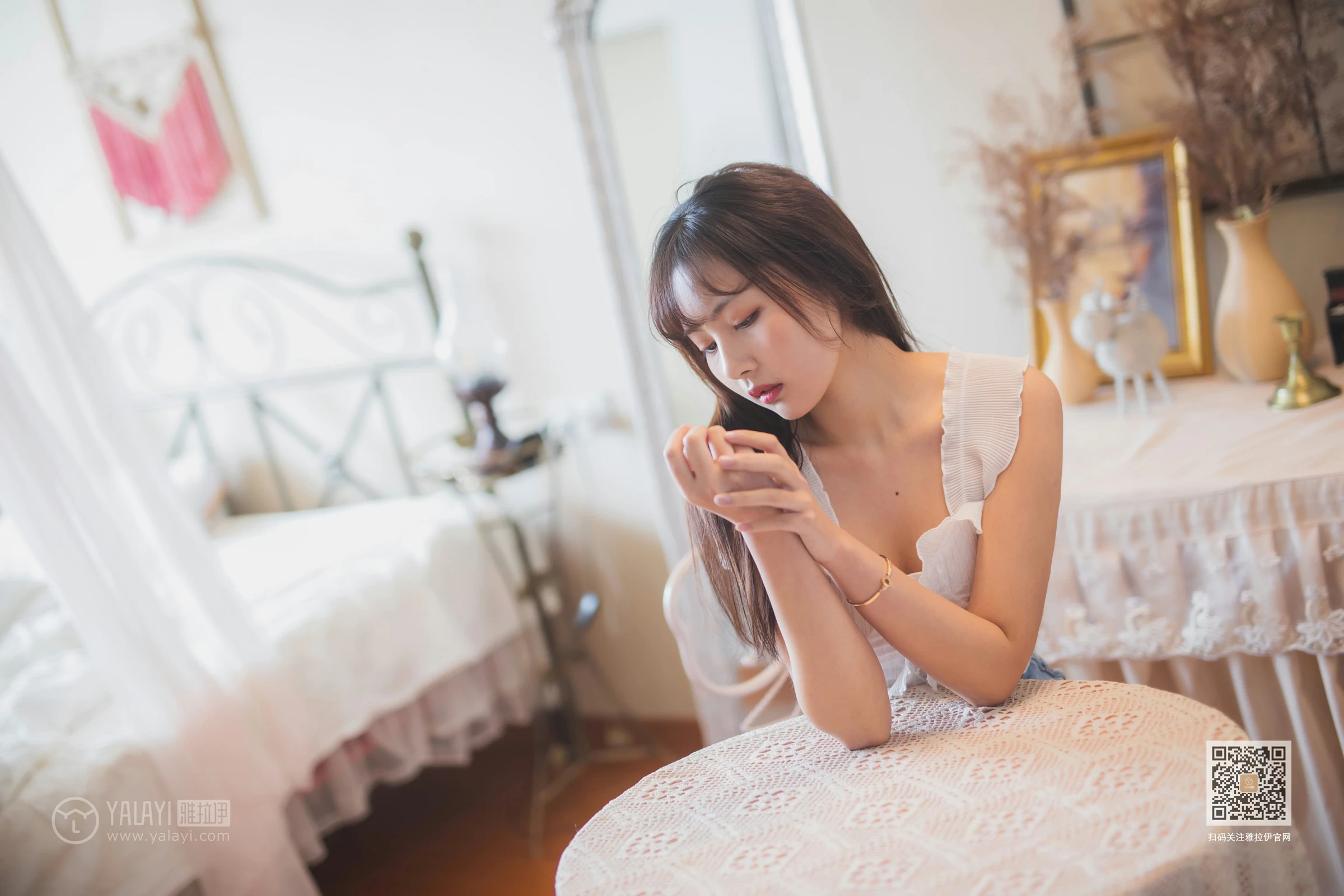 [YALAYI雅拉伊]NO.627 《试衣间》 唐芯 白色蕾丝背心加牛仔热裤性感私房写真集第8张