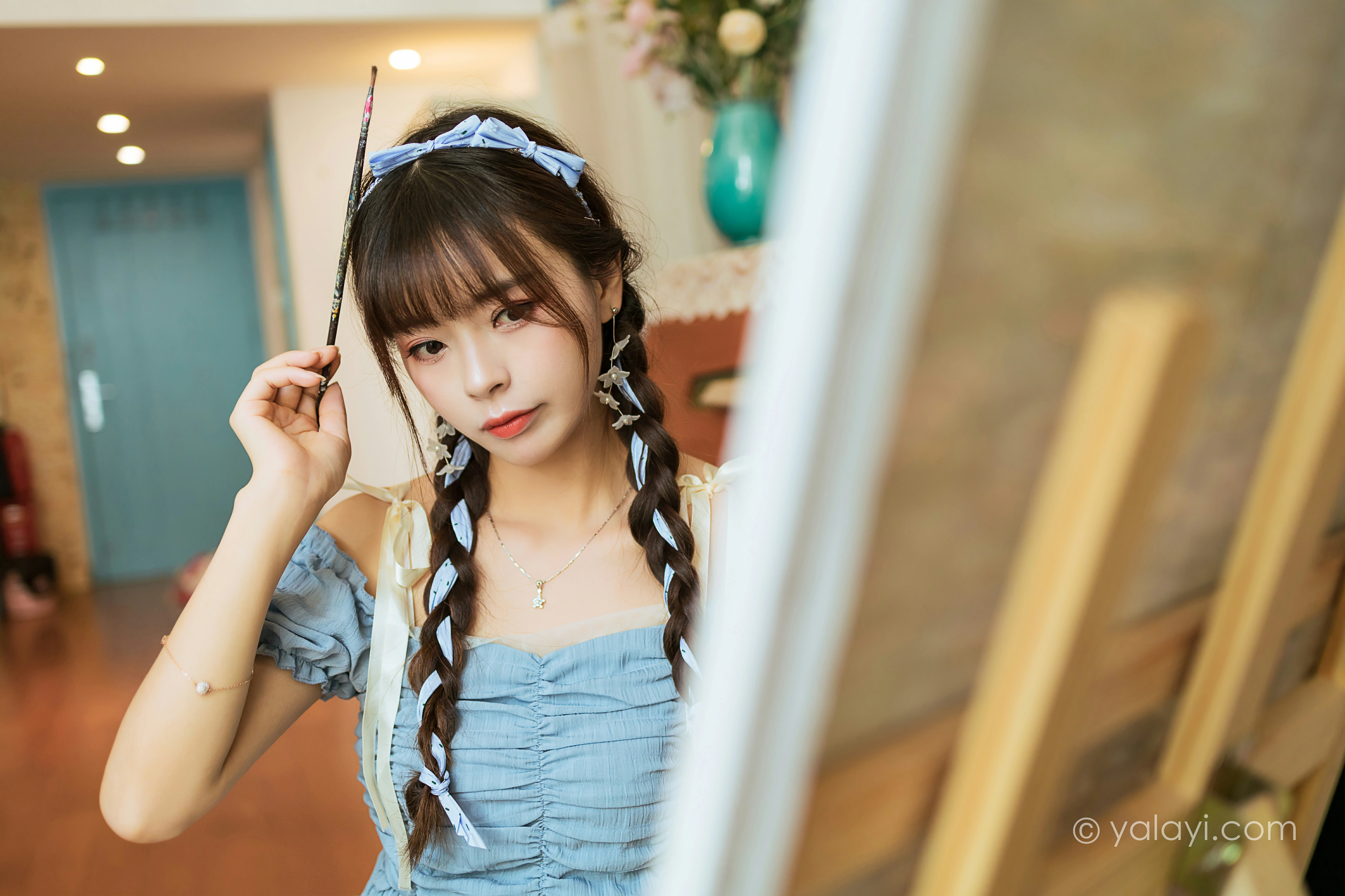 [YALAYI雅拉伊]NO.850 灵魂画师 程小蝶 蓝色抹胸上衣加白色短裙清纯可爱写真集第5张