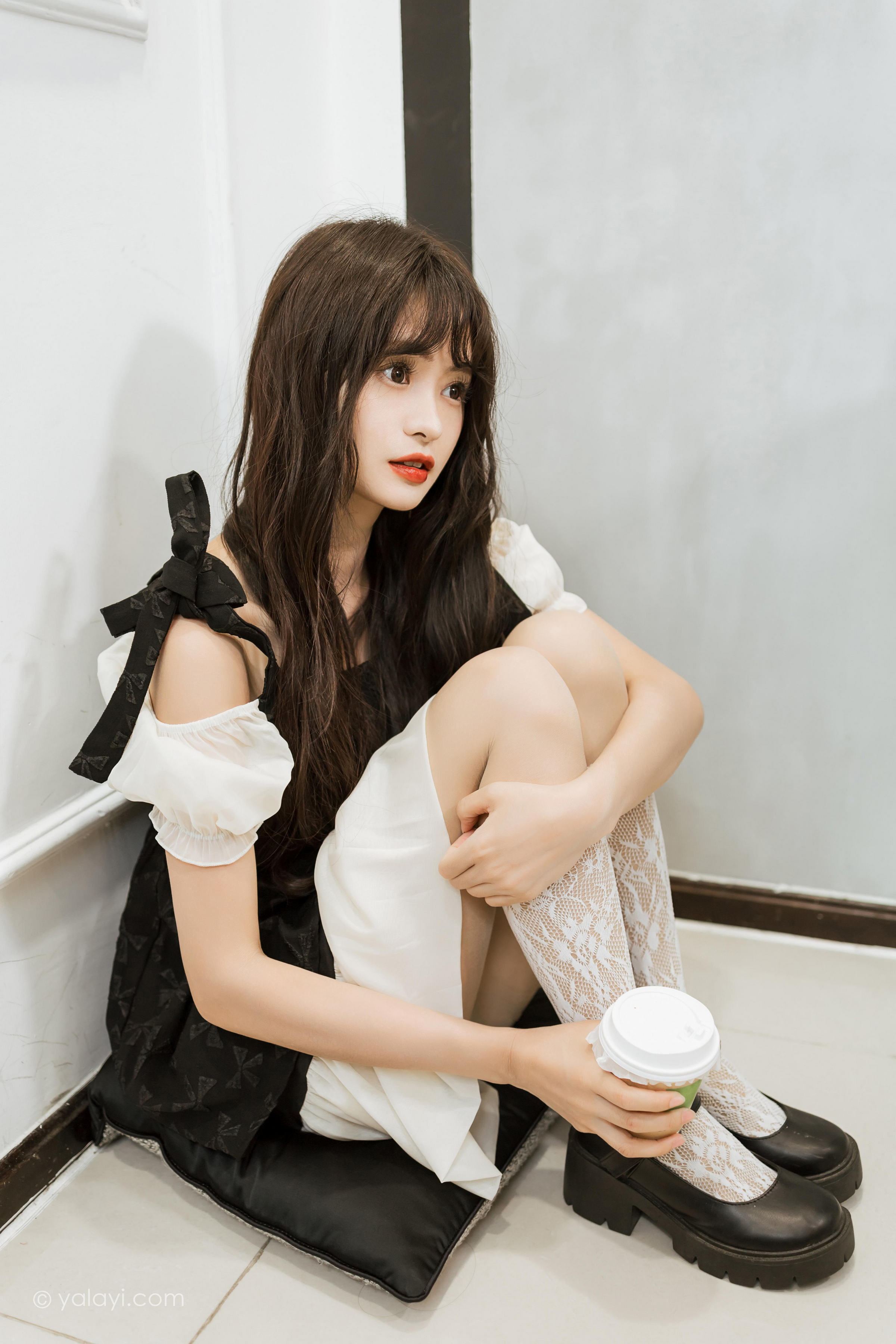 [YALAYI雅拉伊]2022.09.26 沦陷 小亭 黑色吊带连衣裙加白色丝袜美腿清纯写真集第5张