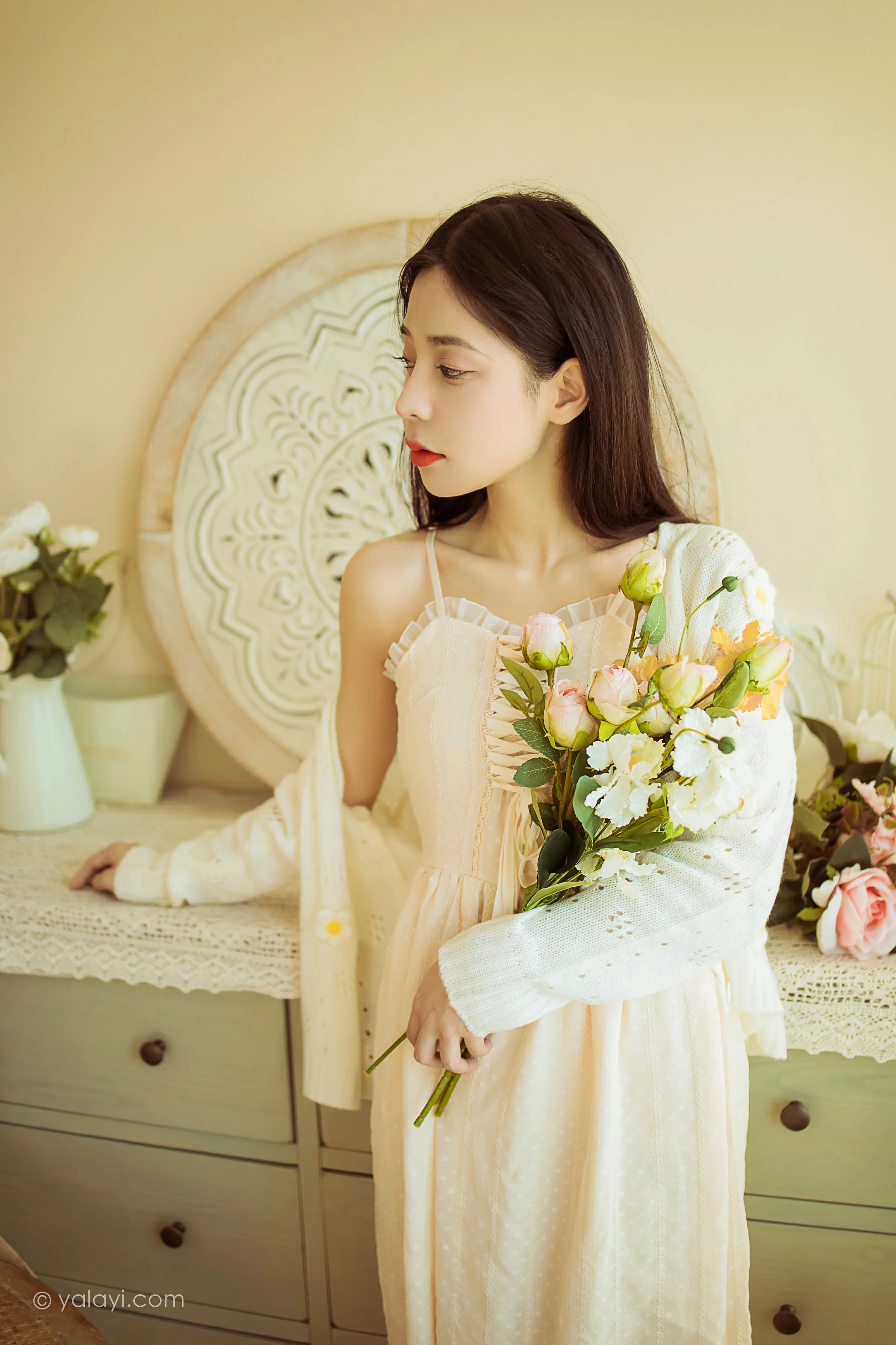[YALAYI雅拉伊]2022.01.13 最浪漫的事 诗咏 白色镂空外套加吊带连衣裙居家私房写真集第2张