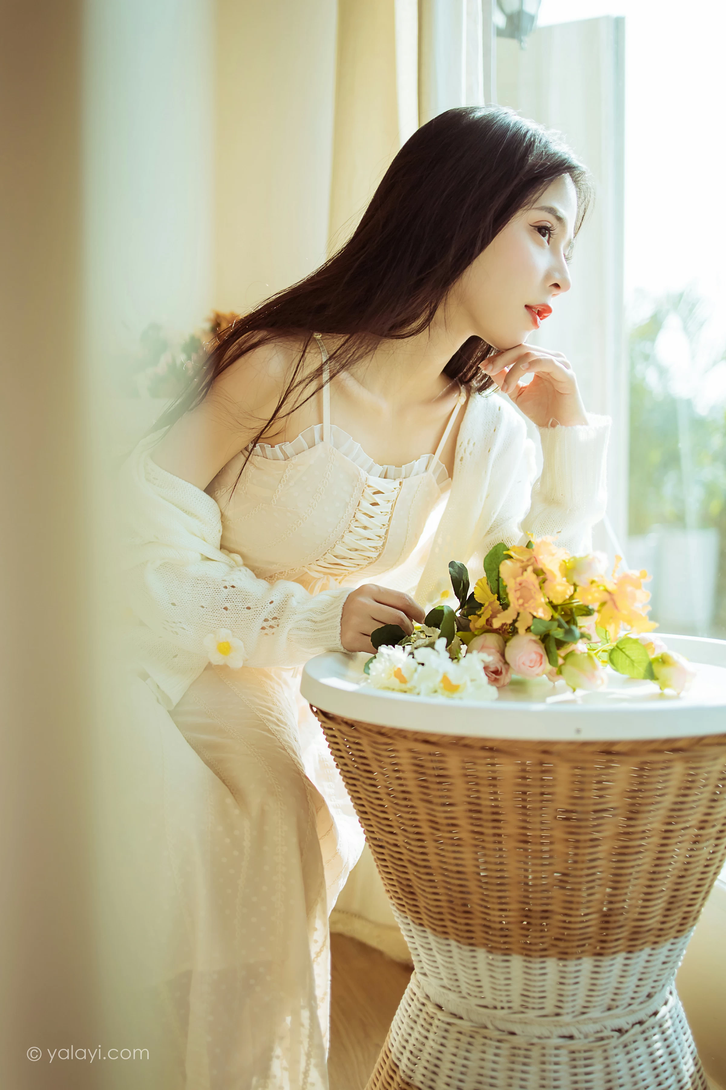 [YALAYI雅拉伊]2022.01.13 最浪漫的事 诗咏 白色镂空外套加吊带连衣裙居家私房写真集第4张