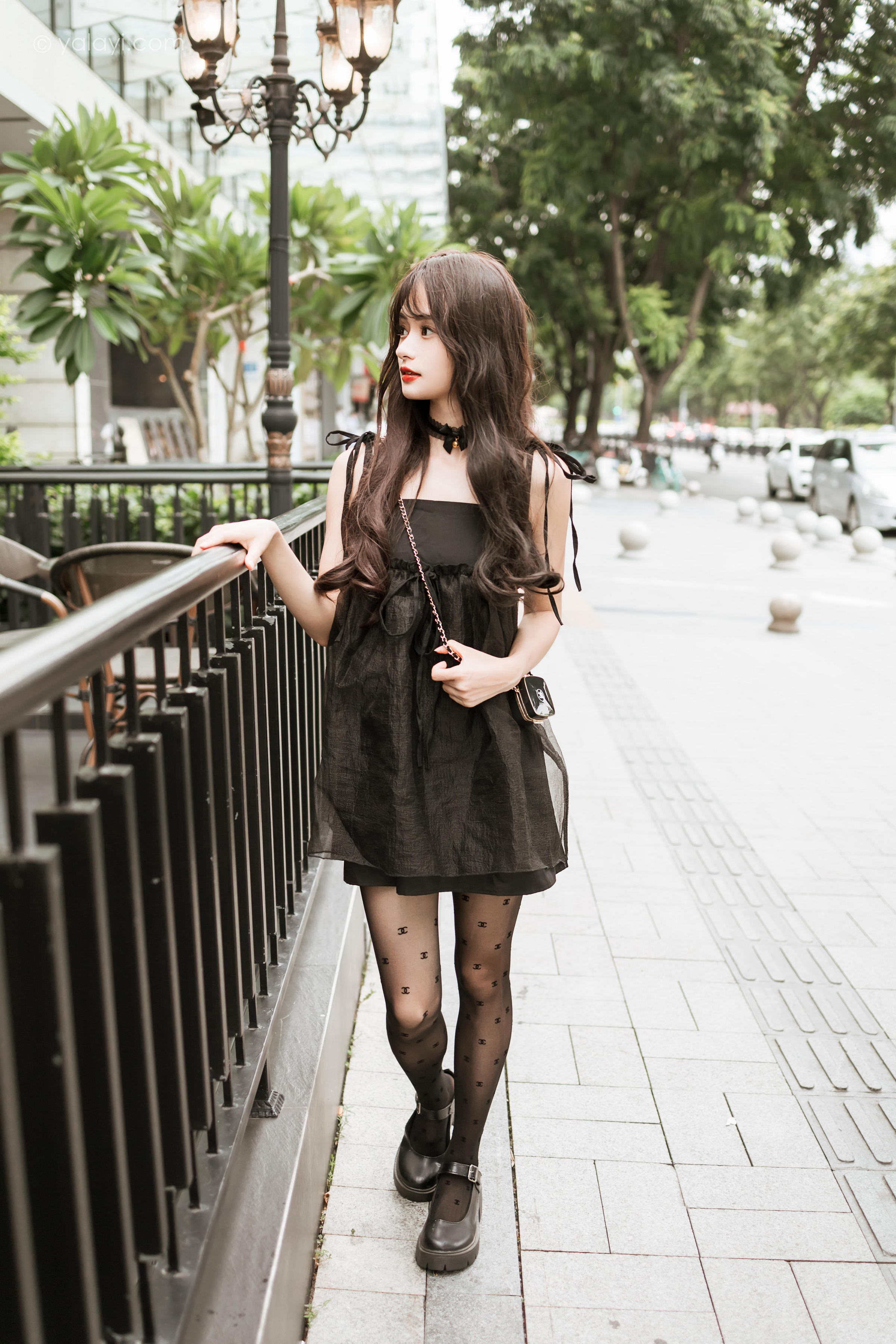 [YALAYI雅拉伊]2022.09.30 给你幸福 小亭 黑色吊带连衣裙加黑丝美腿性感写真集第8张