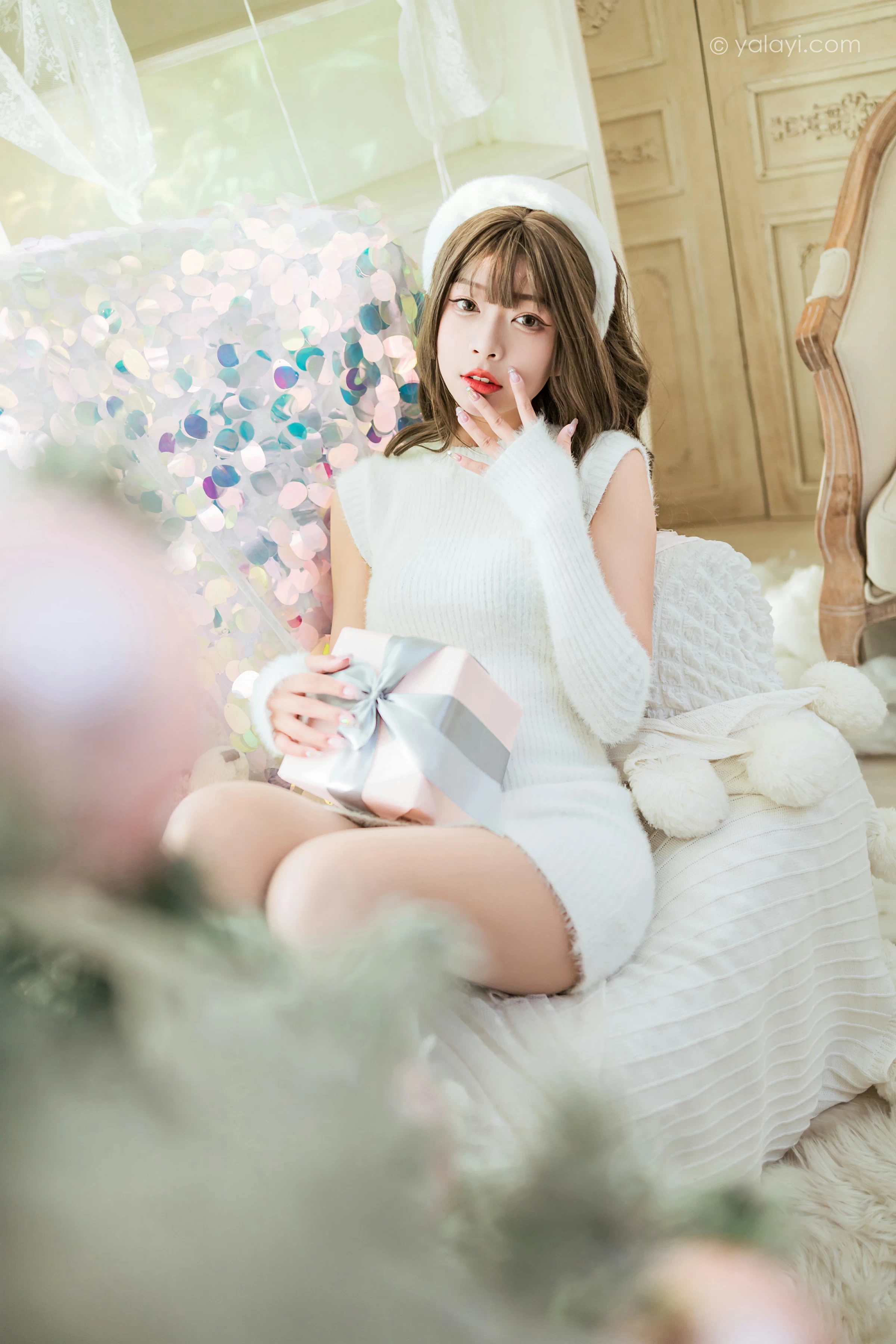 [YALAYI雅拉伊]2021.12.17 圣诞礼物 阿禾 白色毛衣裙加白色绵袜居家私房写真集第11张