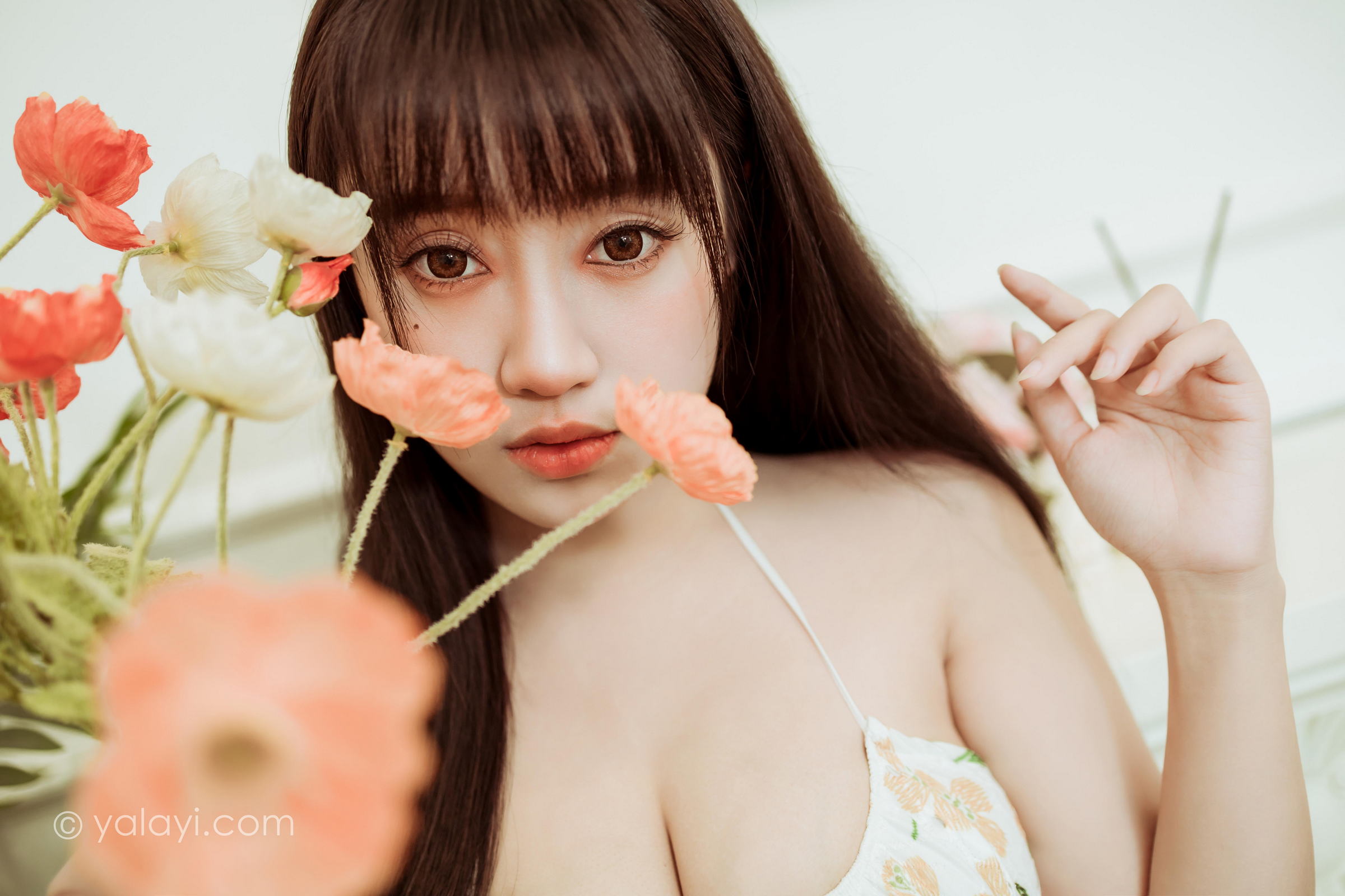 [YALAYI雅拉伊]2022.02.25 花花姑娘 虞艺 白色吊带连衣裙居家性感私房写真集第1张