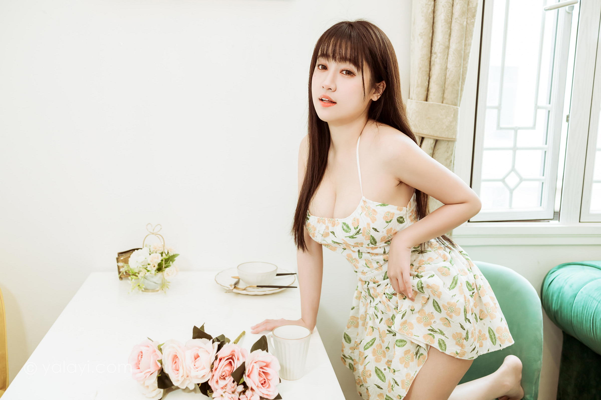 [YALAYI雅拉伊]2022.02.25 花花姑娘 虞艺 白色吊带连衣裙居家性感私房写真集第9张