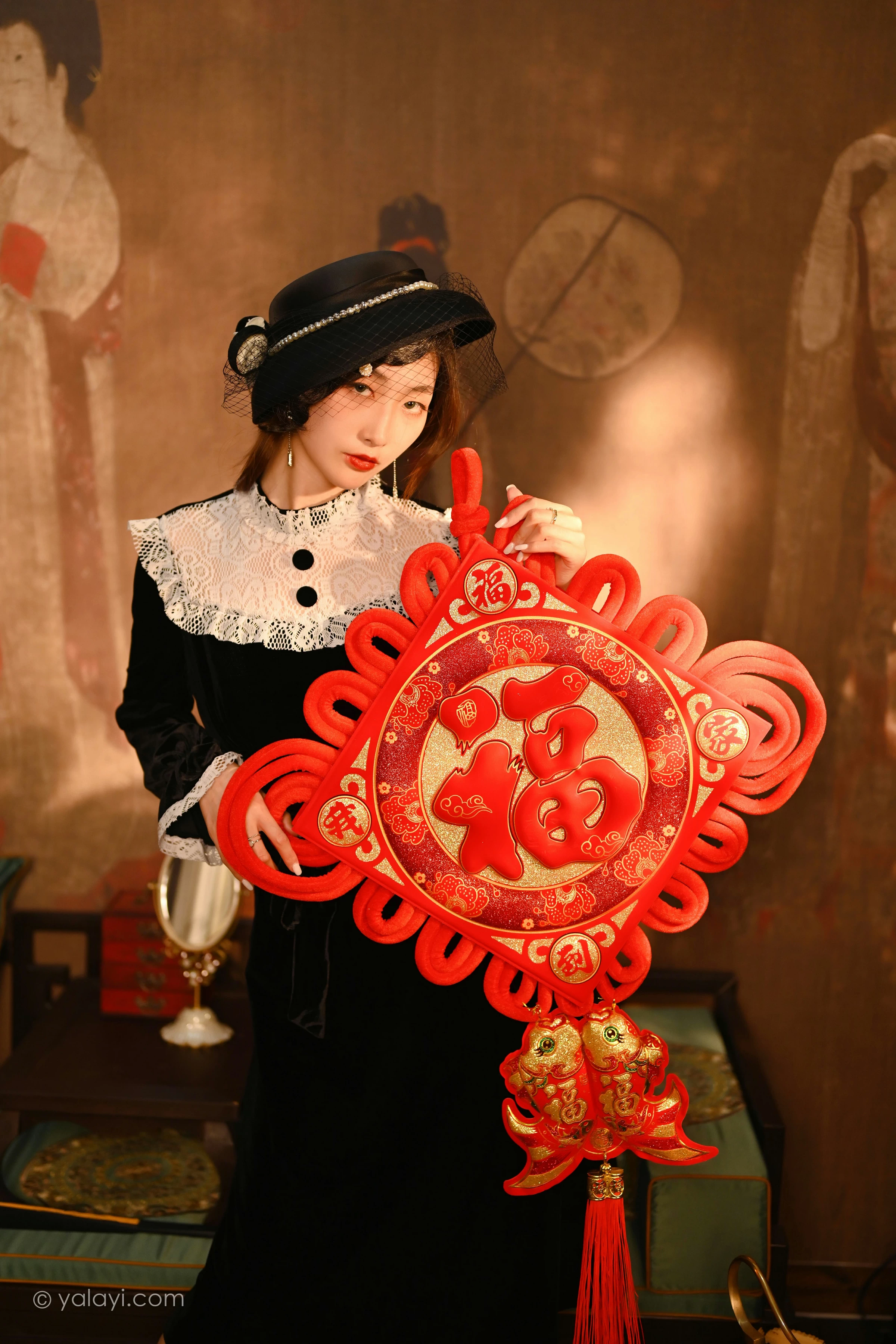 [YALAYI雅拉伊]2022.01.15 莫忘我 佳佳 黑色蕾丝镂空礼服裙性感私房写真集第6张