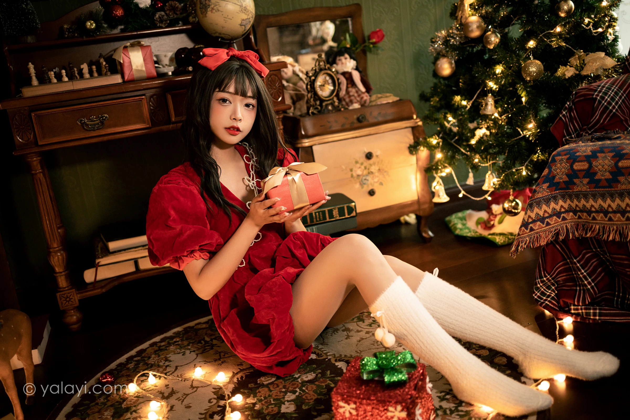 [YALAYI雅拉伊]2021.12.20 快乐圣诞 阿禾 红色休闲连衣裙加白色绵袜居家私房写真集第4张