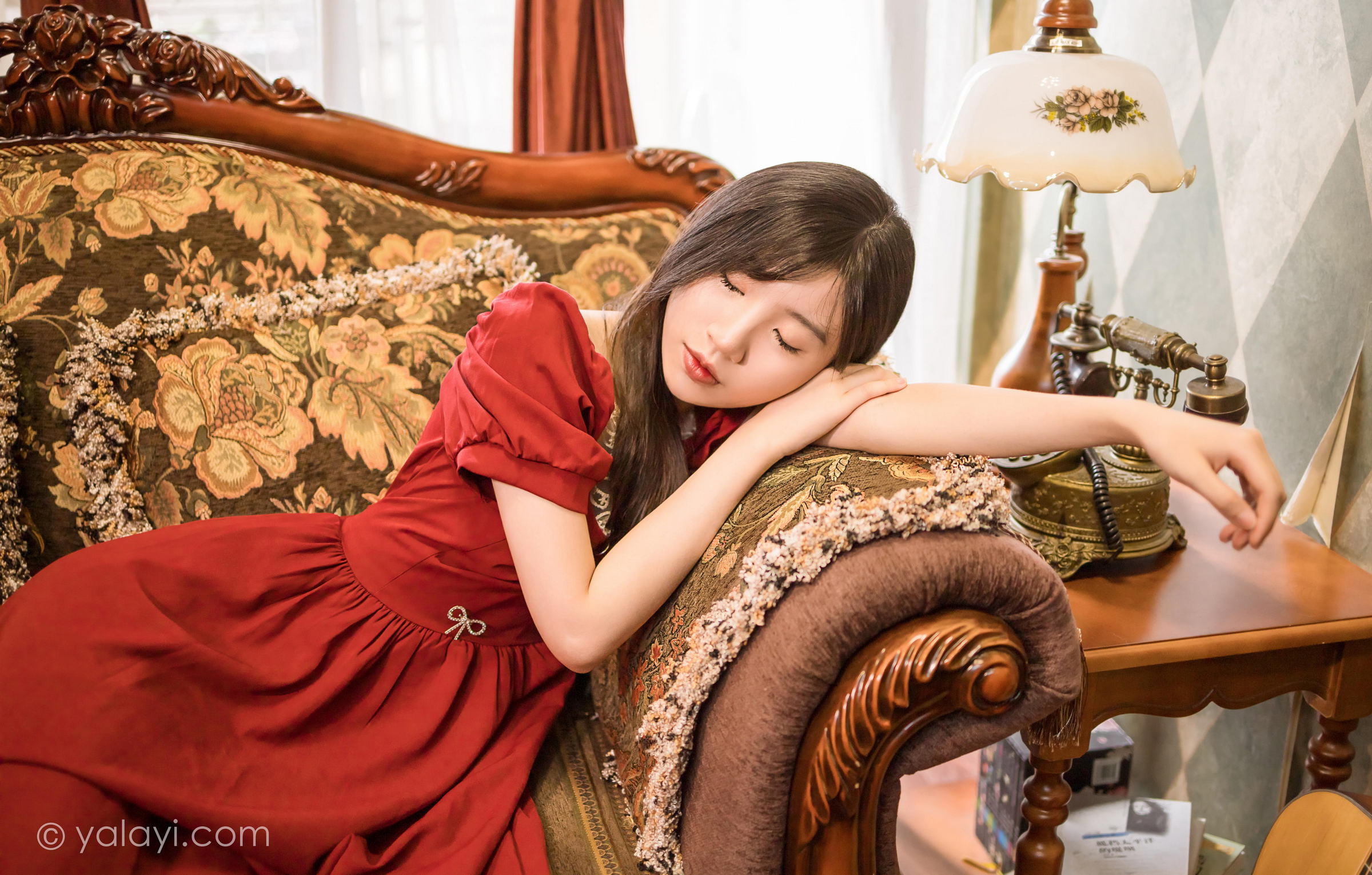 [YALAYI雅拉伊]2022.07.24 永不凋零 小乔 红色短袖连衣裙居家清纯写真集第6张