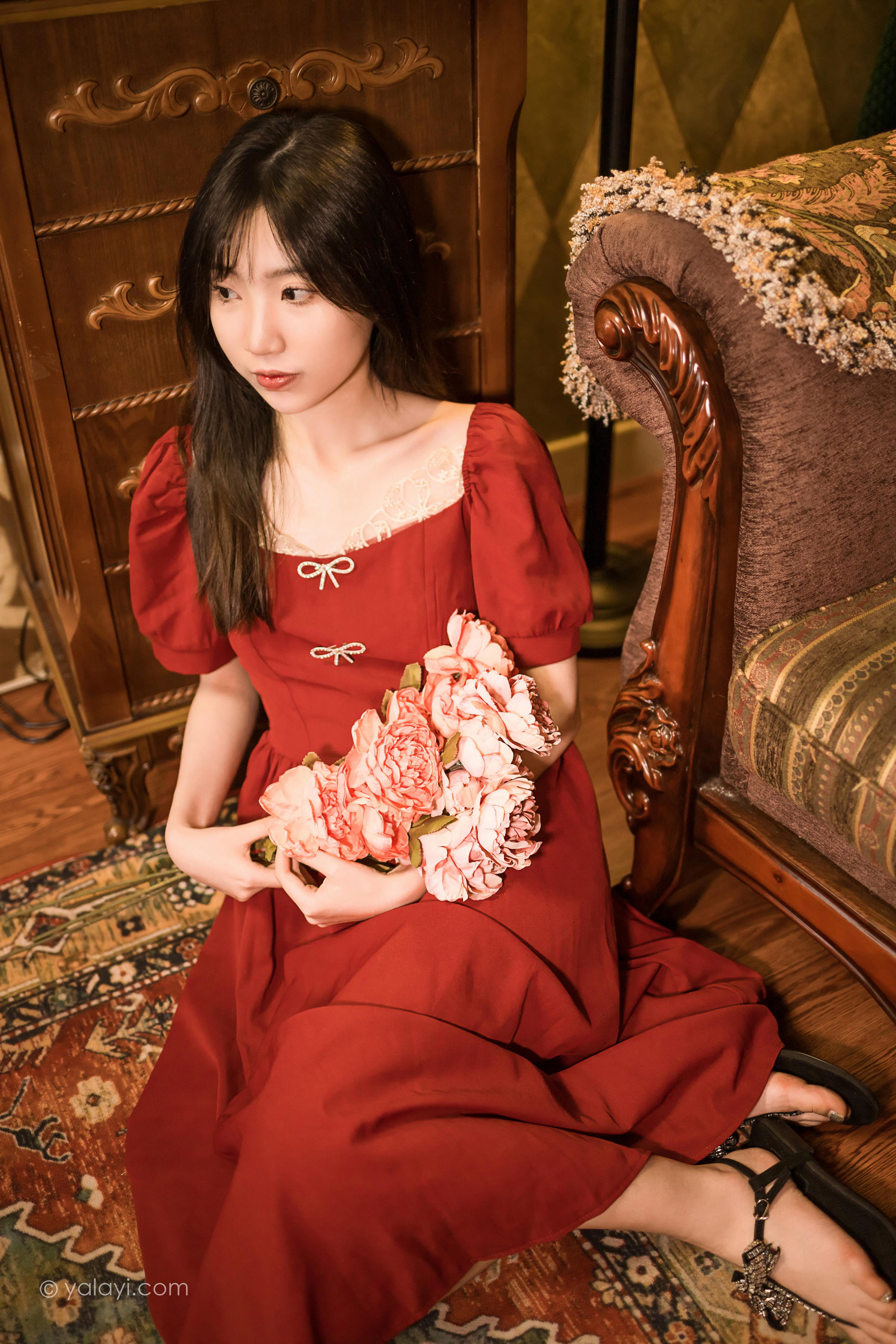 [YALAYI雅拉伊]2022.07.24 永不凋零 小乔 红色短袖连衣裙居家清纯写真集第14张