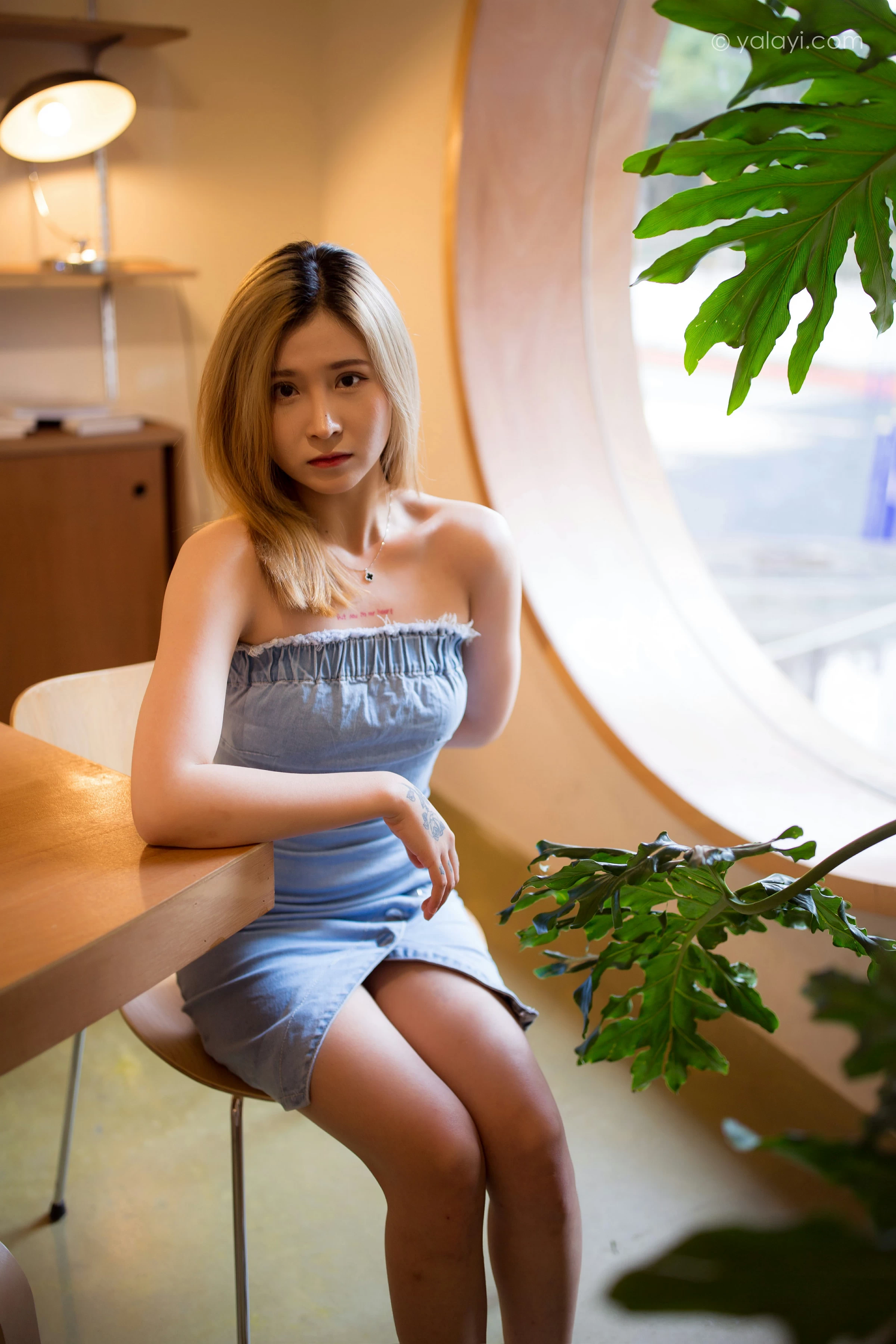 [YALAYI雅拉伊]NO.703 《那时在午后》 梦涵 牛仔抹胸连衣裙居家私房写真集第5张