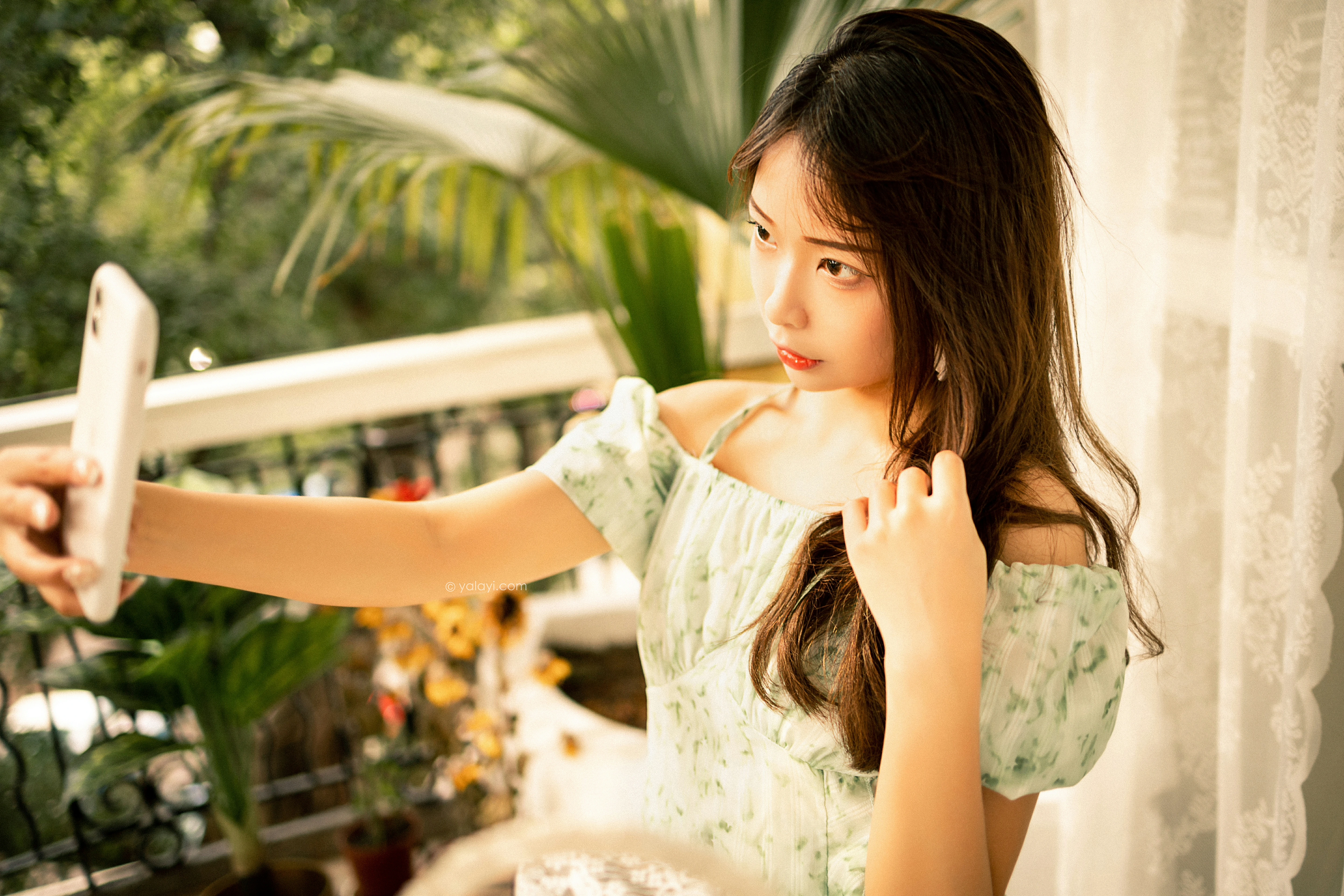 [YALAYI雅拉伊]NO.813 惬意时光 阿禾 白色碎花连衣裙公园写真集第2张