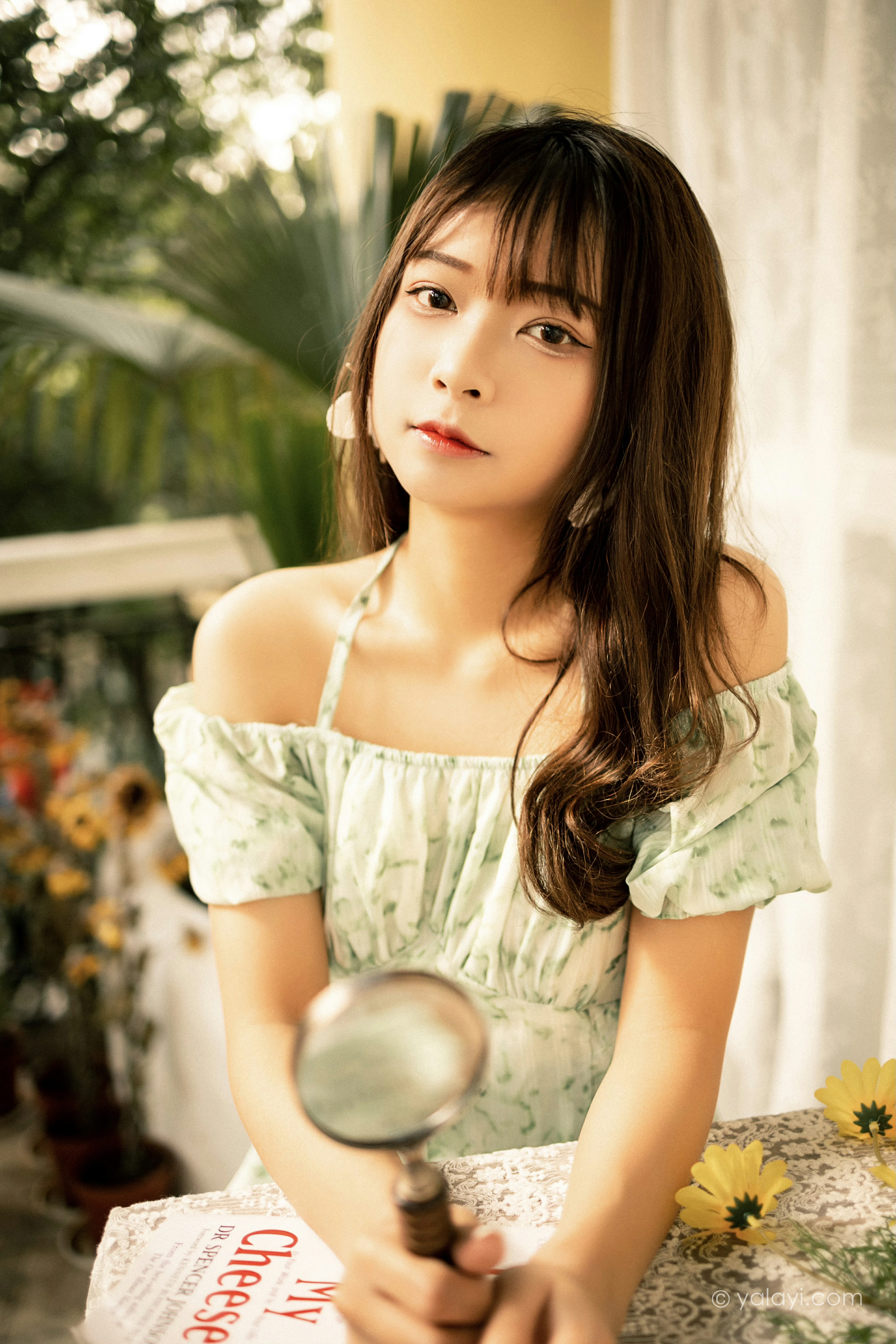 [YALAYI雅拉伊]NO.813 惬意时光 阿禾 白色碎花连衣裙公园写真集第9张