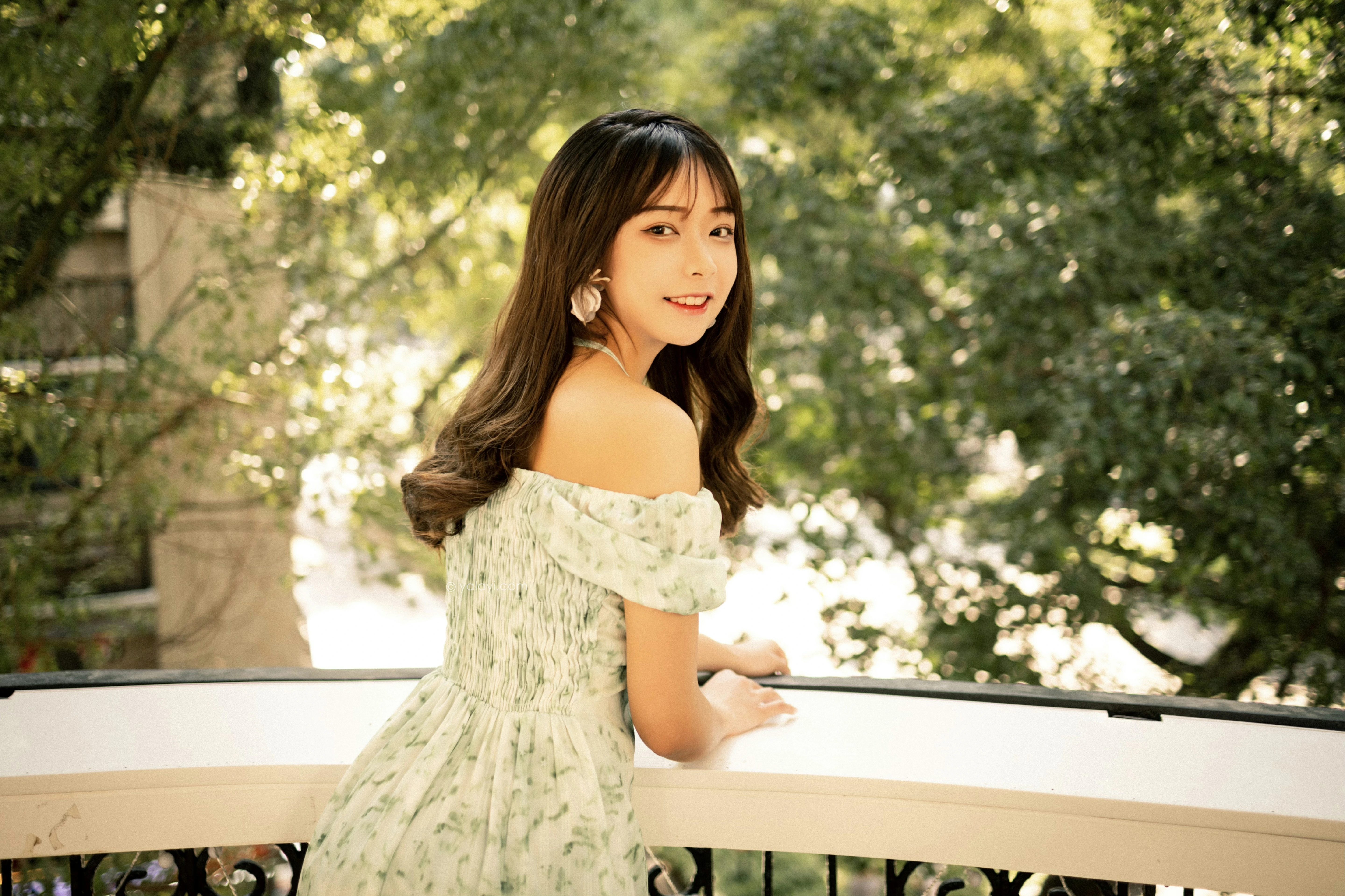 [YALAYI雅拉伊]NO.813 惬意时光 阿禾 白色碎花连衣裙公园写真集第10张