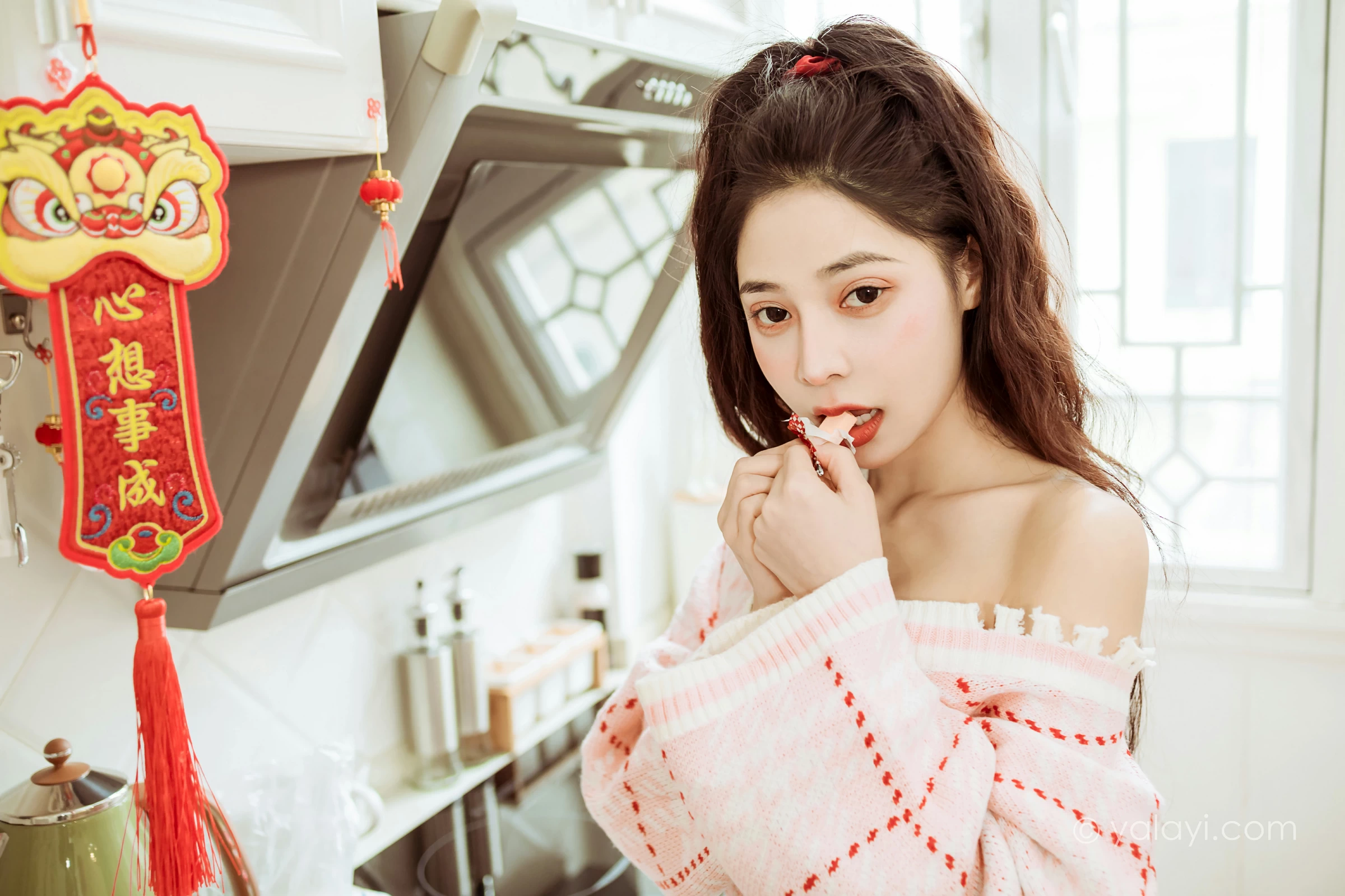 [YALAYI雅拉伊]2022.01.28 新的一年 诗咏 粉色镂空毛衣加白色短裙居家写真集第7张