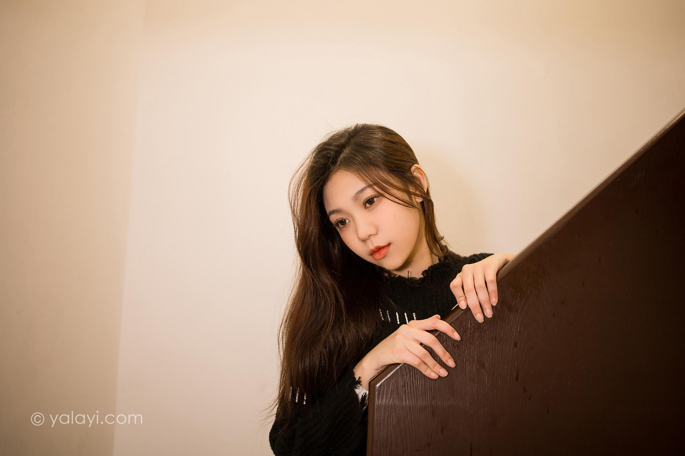 [YALAYI雅拉伊]2022.04.12 成长 梓瑶 黑色毛衣与短裙加黑丝美腿性感私房写真集第13张