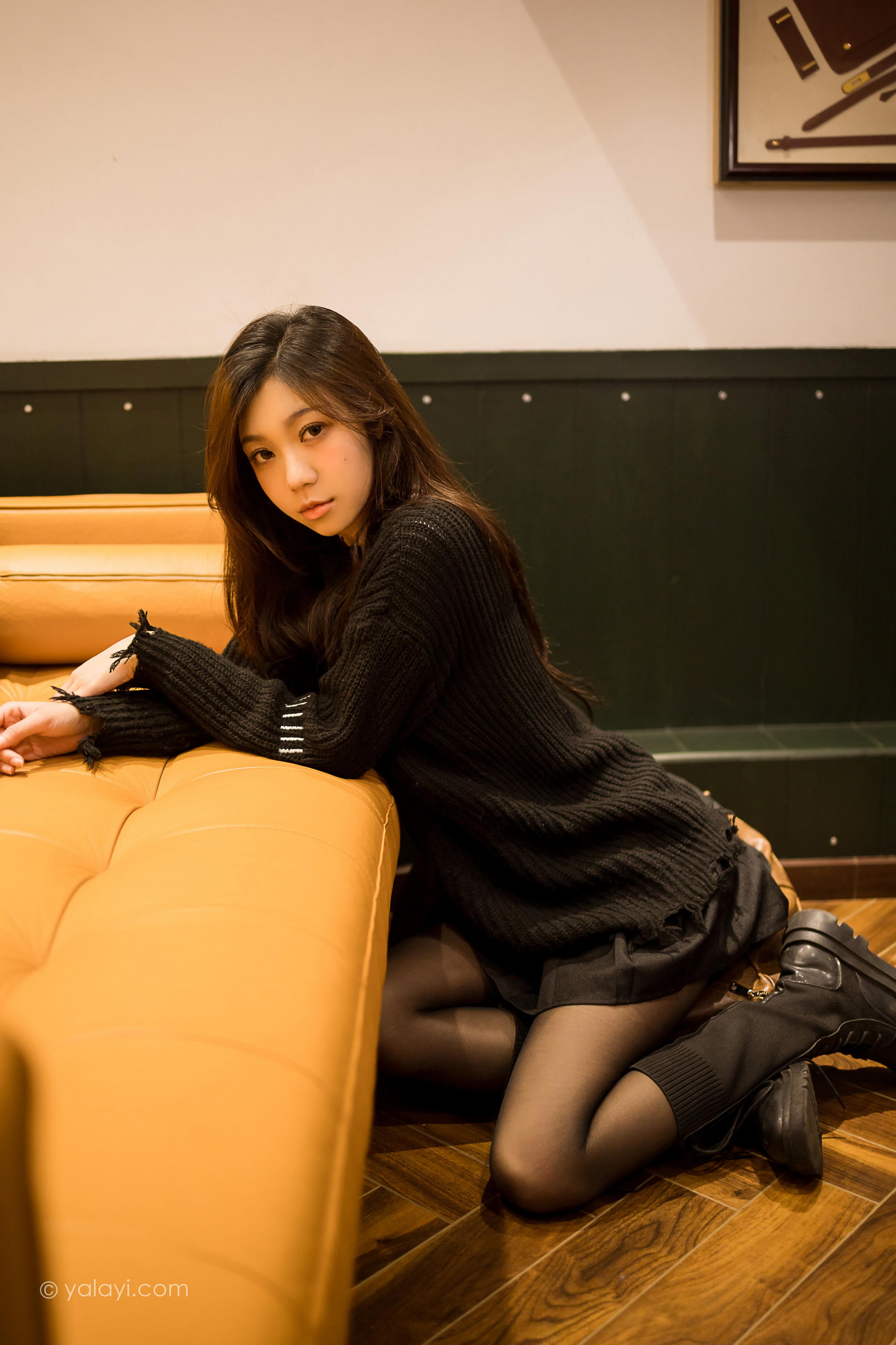 [YALAYI雅拉伊]2022.04.12 成长 梓瑶 黑色毛衣与短裙加黑丝美腿性感私房写真集第2张