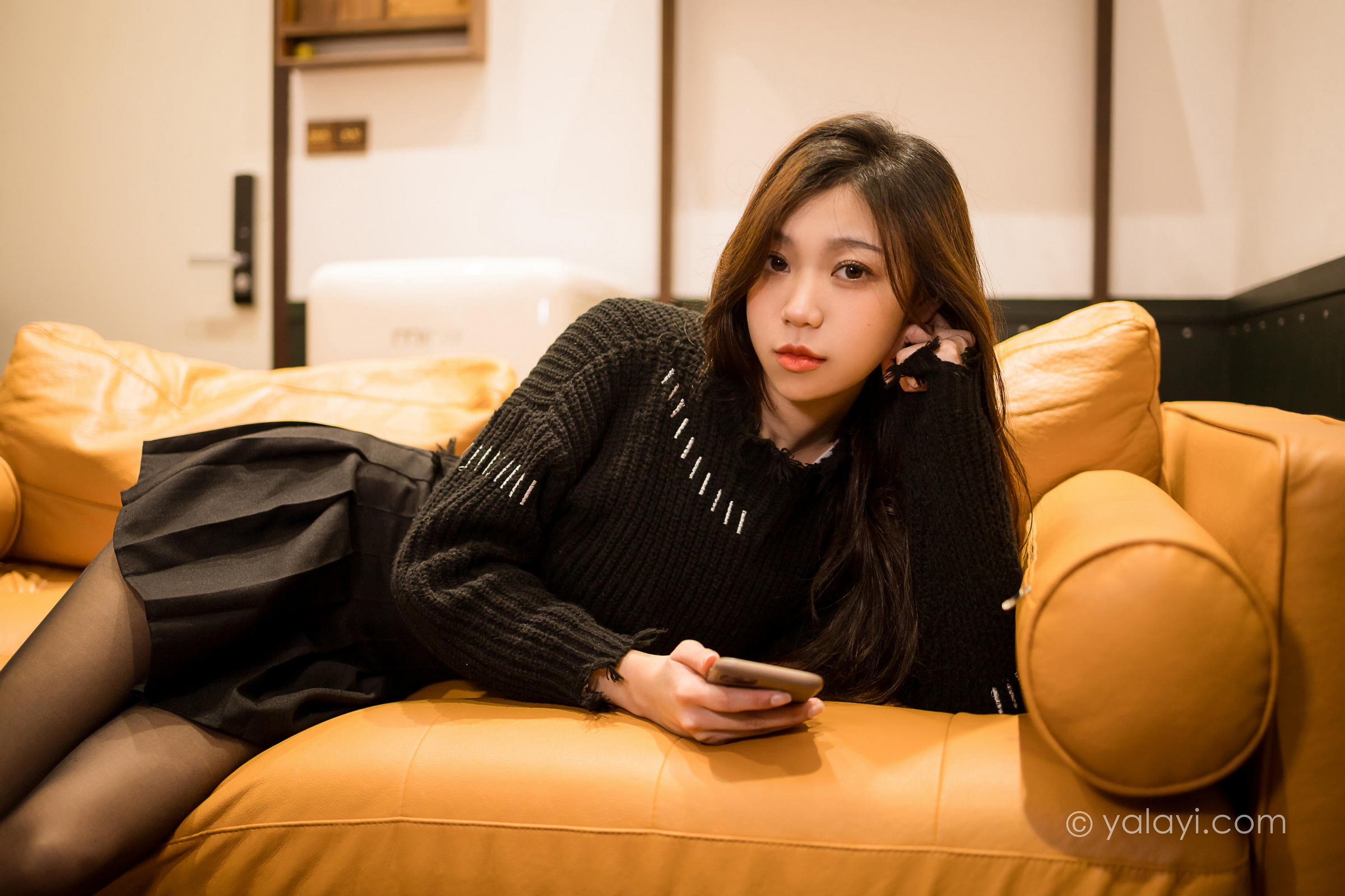 [YALAYI雅拉伊]2022.04.12 成长 梓瑶 黑色毛衣与短裙加黑丝美腿性感私房写真集第4张