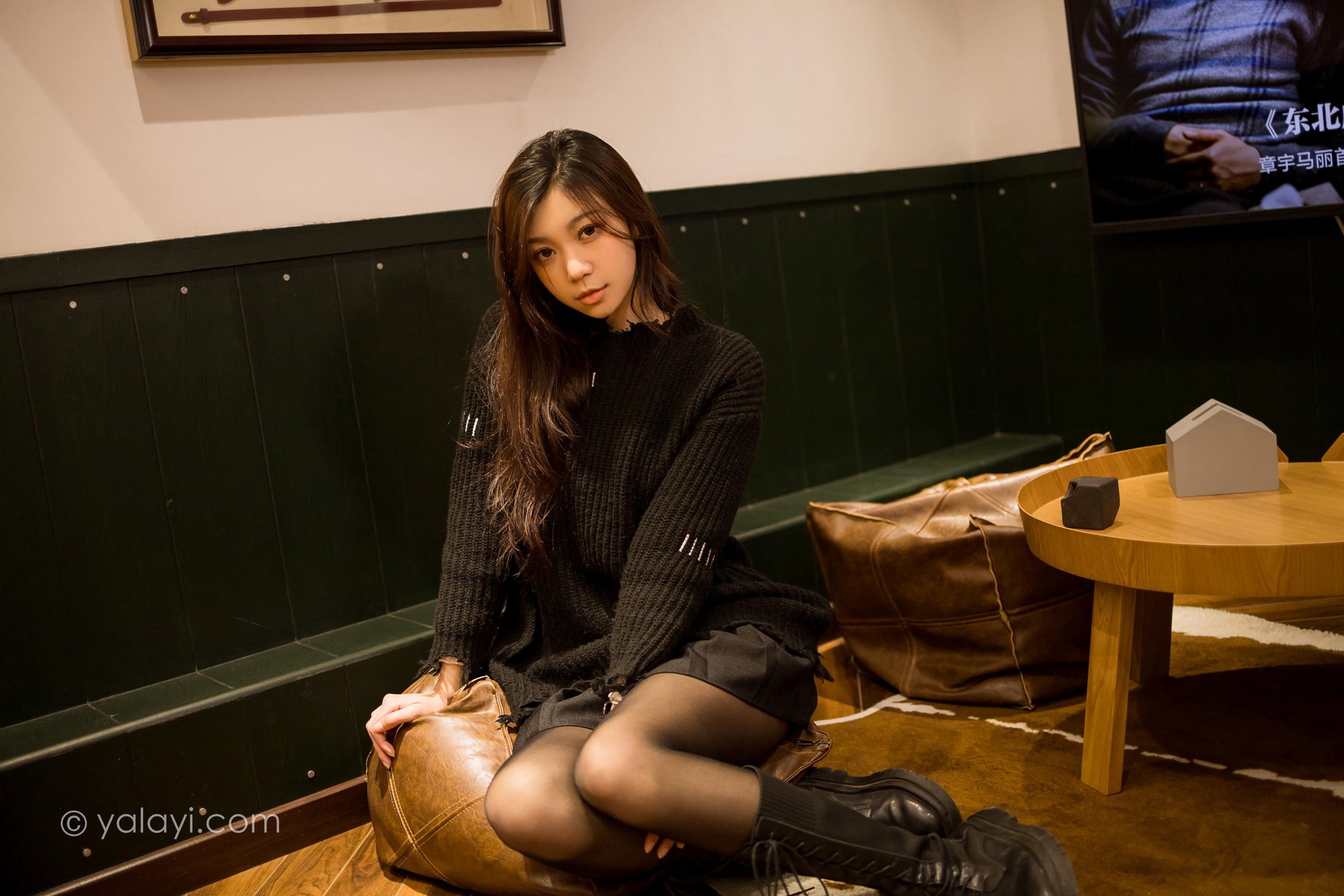 [YALAYI雅拉伊]2022.04.12 成长 梓瑶 黑色毛衣与短裙加黑丝美腿性感私房写真集第1张