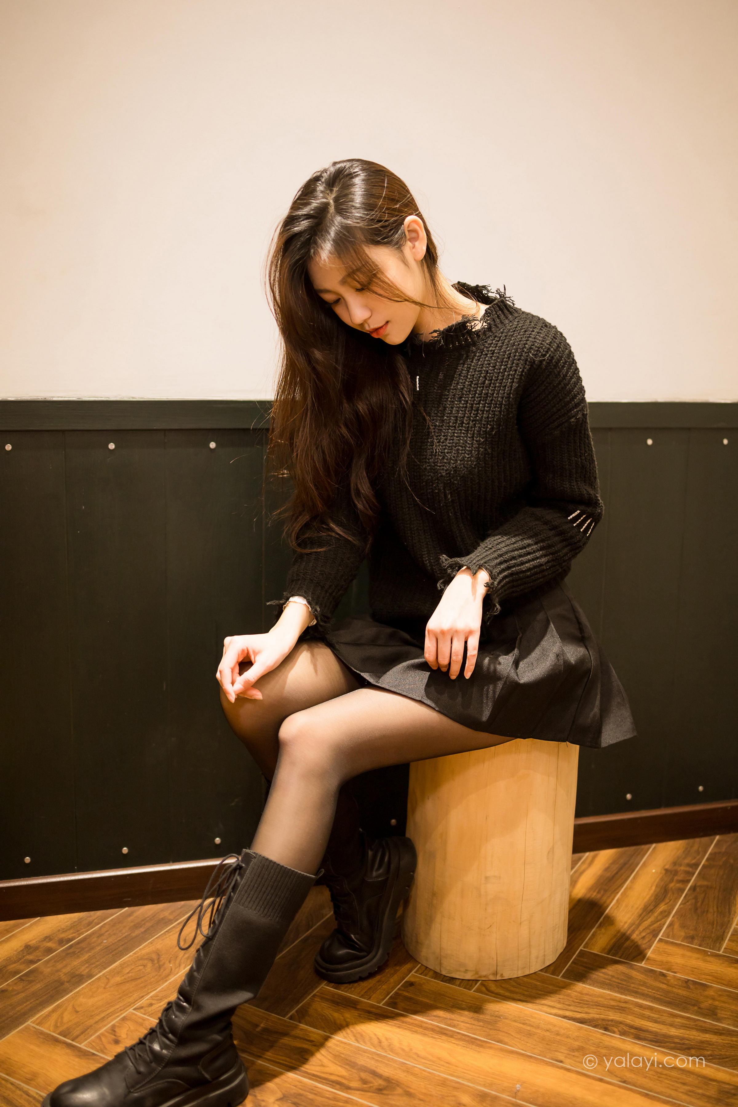 [YALAYI雅拉伊]2022.04.12 成长 梓瑶 黑色毛衣与短裙加黑丝美腿性感私房写真集第8张