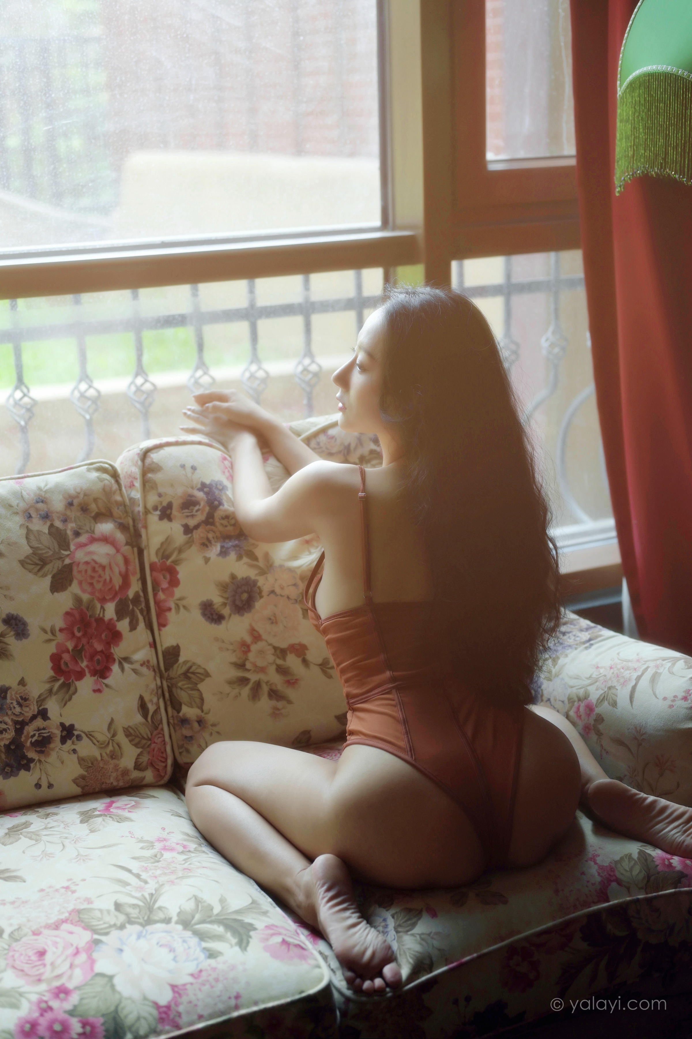 [YALAYI雅拉伊]2022.07.26 忆往昔 何嘉颖 橙色吊带连体内衣性感私房写真集第5张