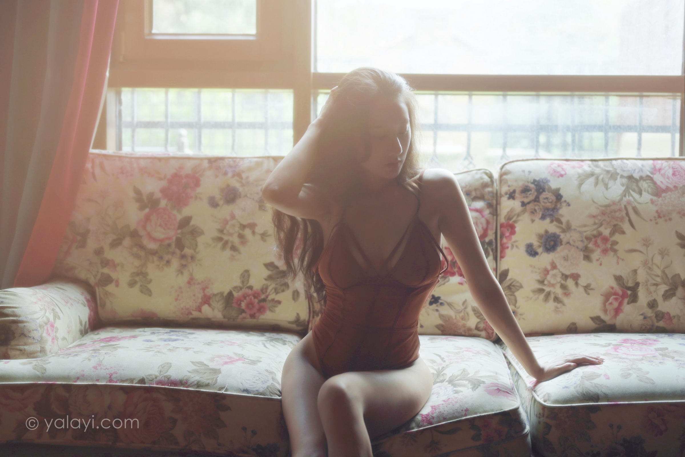 [YALAYI雅拉伊]2022.07.26 忆往昔 何嘉颖 橙色吊带连体内衣性感私房写真集第13张